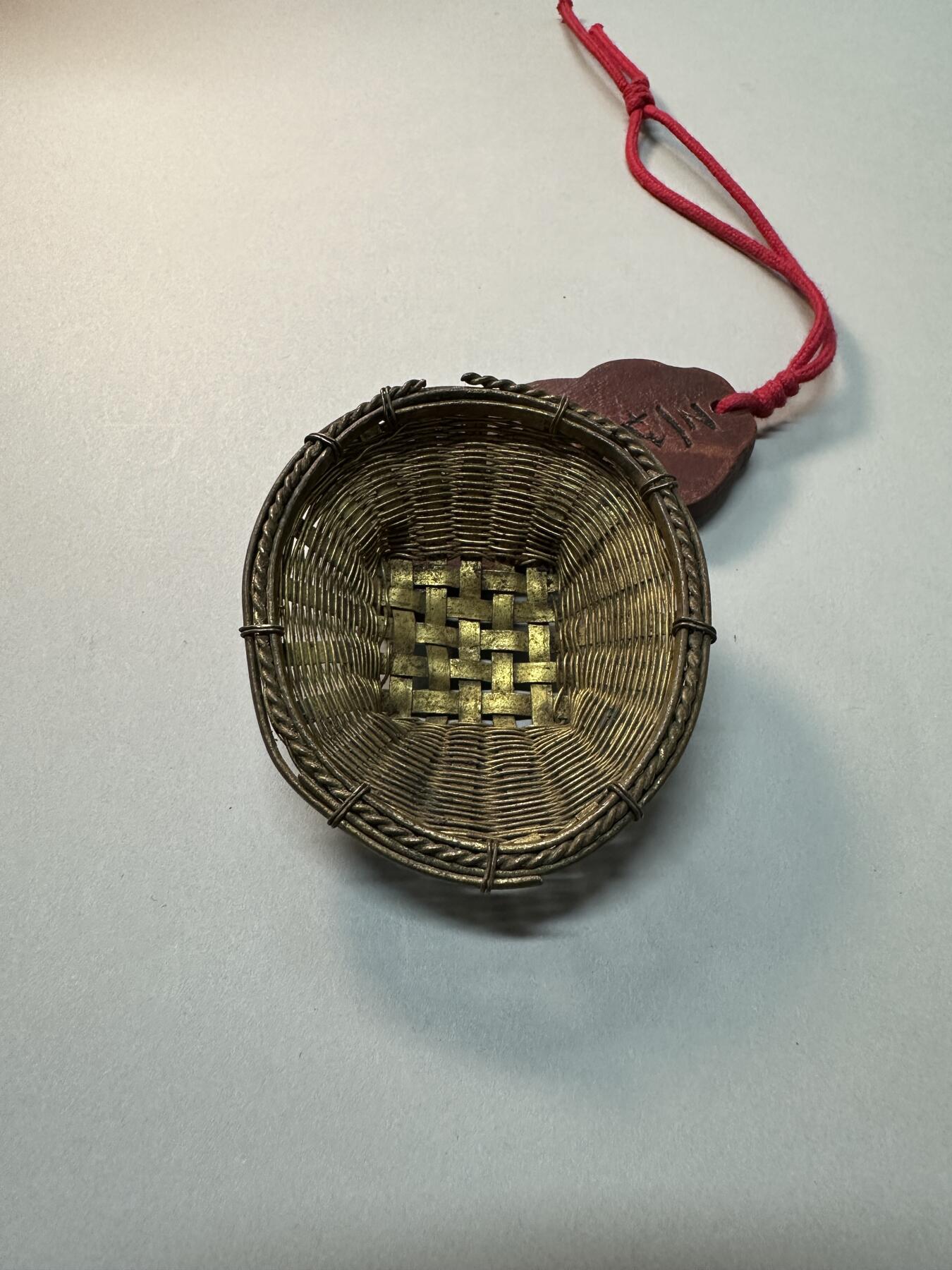 清代-民国 精品铜器专场 民国老黄铜精巧手工编织小篮子摆件