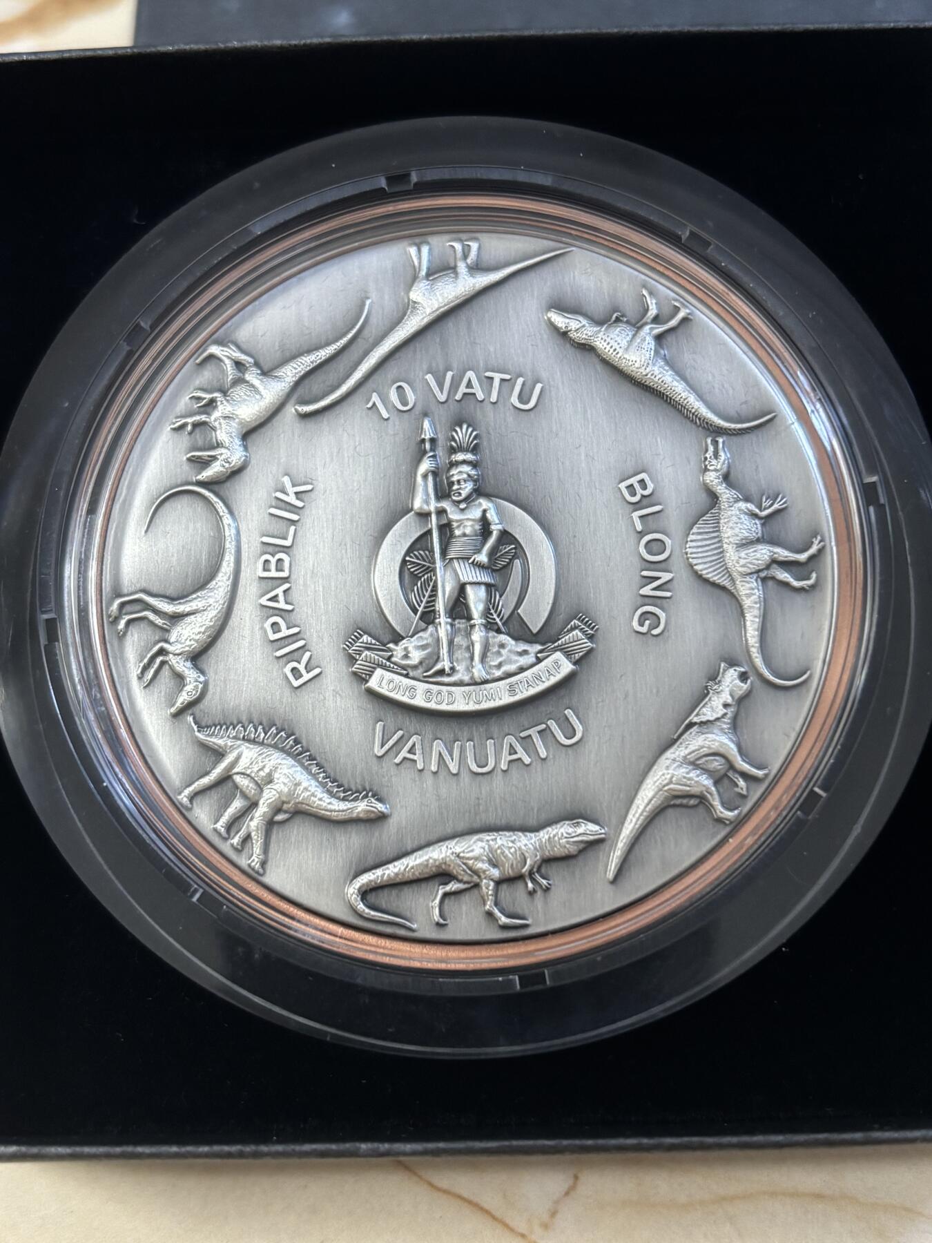 第197期拍卖 瓦努阿图2022年恐龙时代2三角龙银铜双金属纪念币，999银+铜，10+145克，发行：1999枚