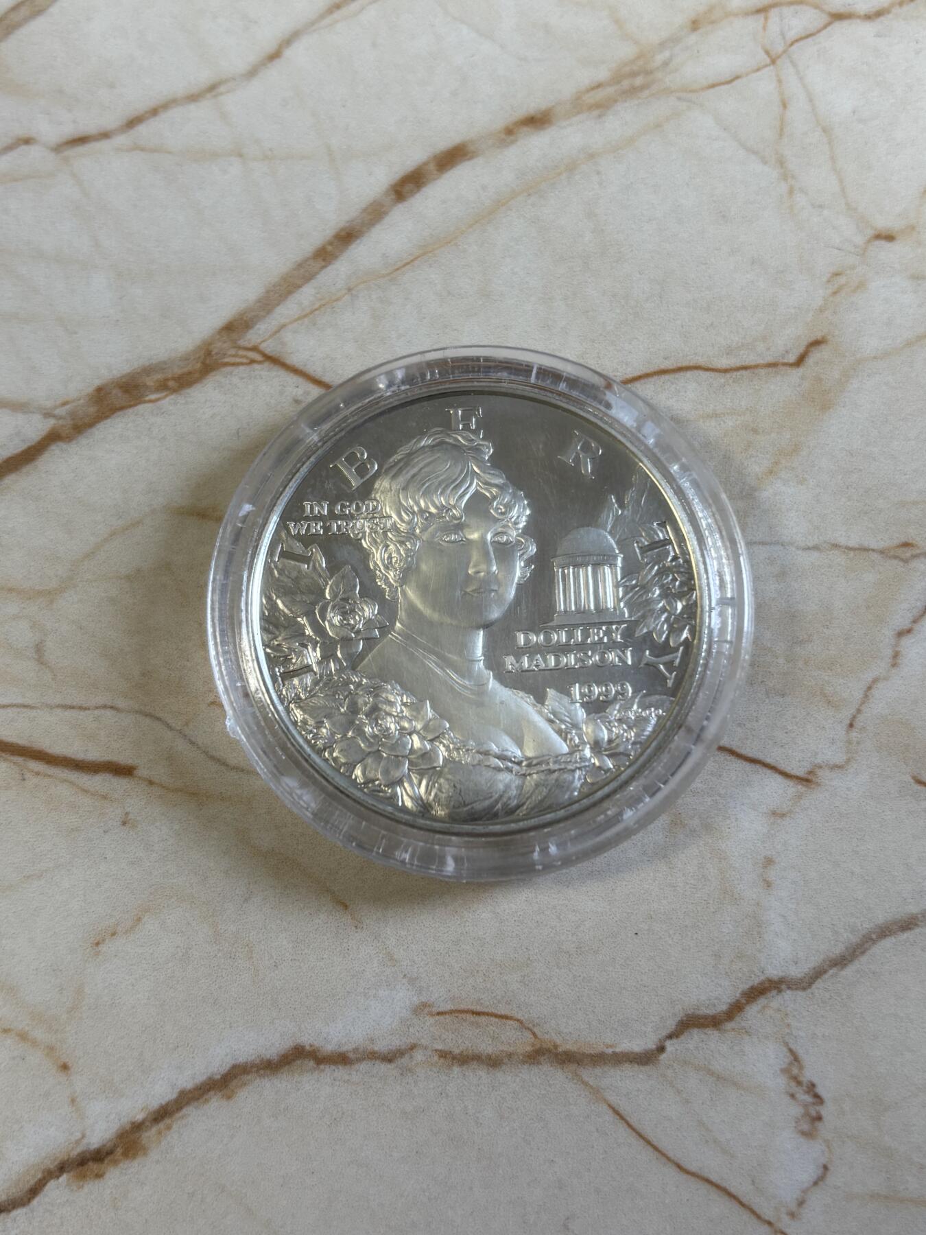 第197期拍卖 获奖美国1999年麦迪逊总统夫人多莉纪念银币，900银，26.72克，有瑕疵