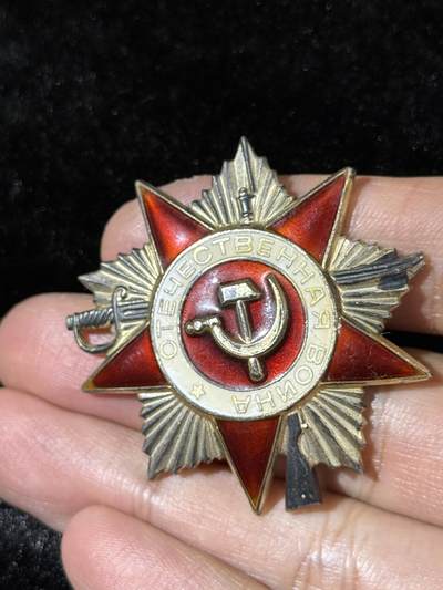 戎马世界章牌大赏第115期 苏联近卫军列兵套章，包括红星勋章，85版二级卫国战争勋章，战胜德国与一系列周年章，得主还获得过解放贝尔格莱德，只有证书了，红星事迹为得主带领工兵冒着炮火扑灭桥梁大火并且移走爆炸物，档案已经整理打印