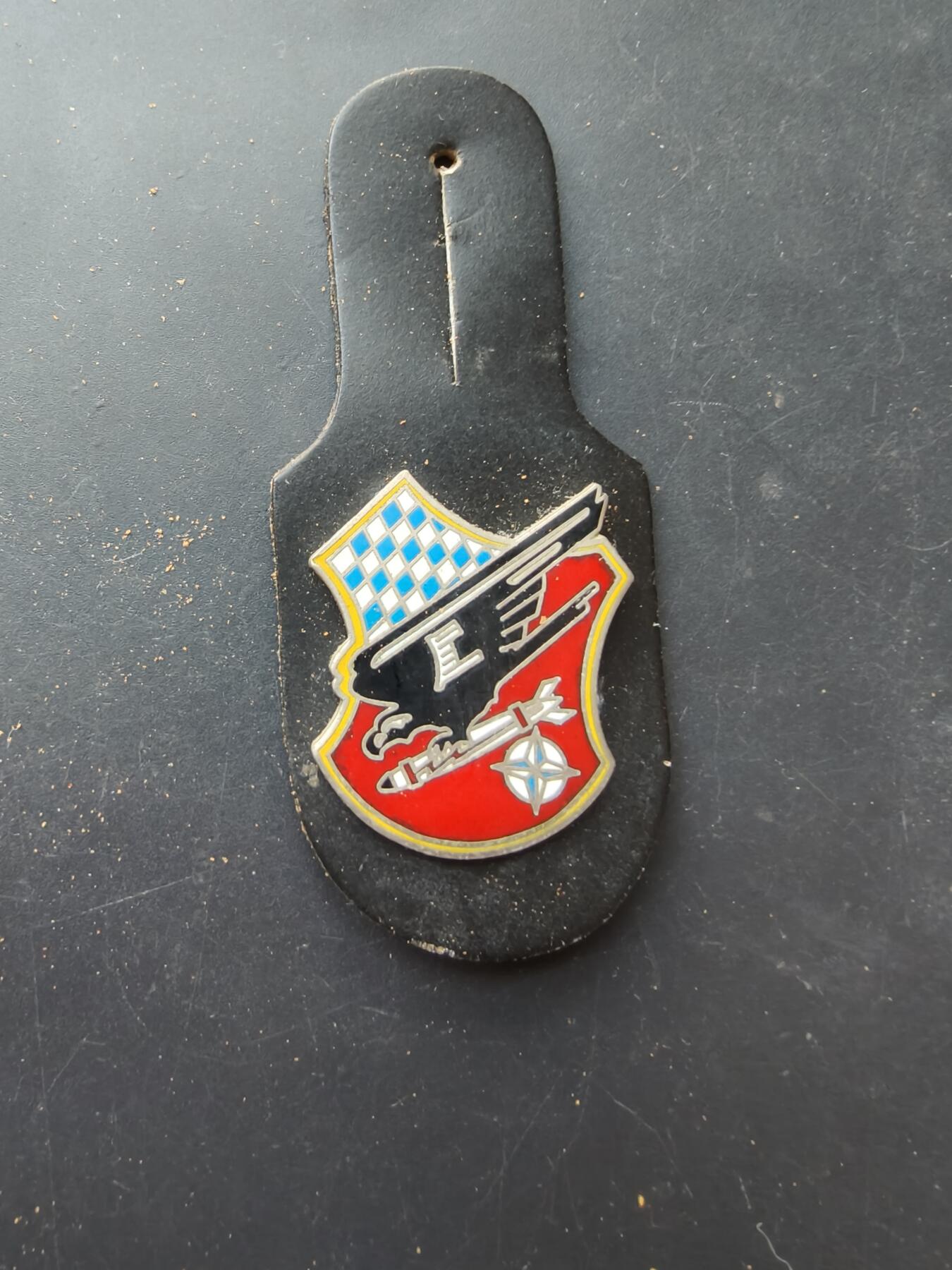 老王徽章第192期 德国联邦国防军空军第32战斗轰炸机联队证章     第32战斗轰炸机联队成立于1958年，在历史上曾装备过 F-84F“雷电”、F-104“星战士”以及后来的 狂风（Tornado） 战斗机。该联队已于2013年正式解散。 