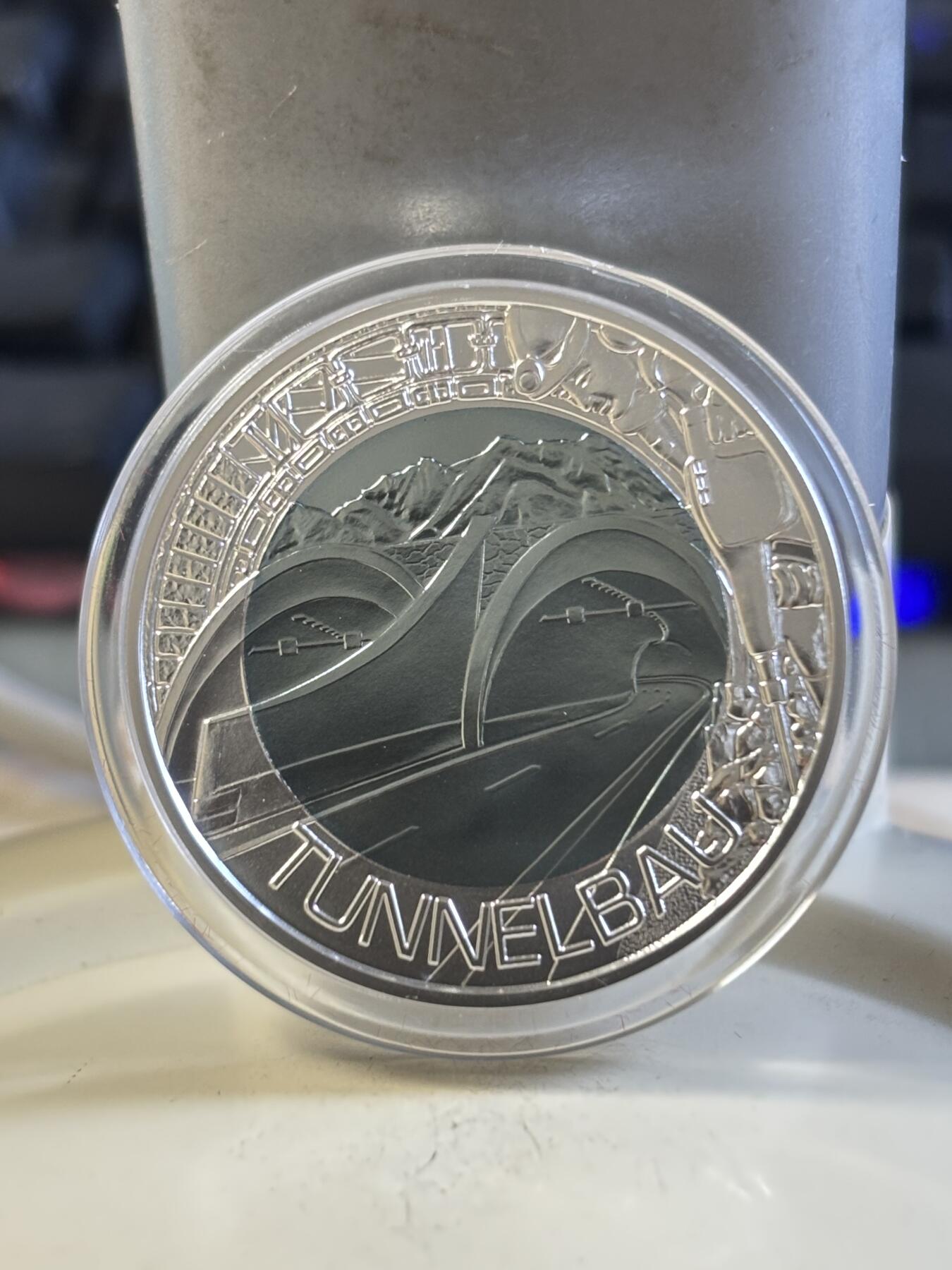 第197期拍卖 获奖奥地利2013年隧道建设铌银镶嵌双色纪念币，900银/998铌，重量:10克和7.15克，发行：65000枚