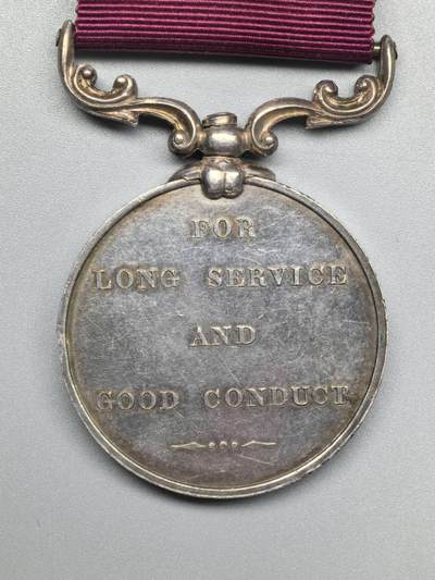 小驴勋章奖章收藏4月18日周六晚六点拍卖（珍爱和平，收藏战争，铭记历史，勿忘国耻，忠党爱国。有偿代拍，送拍规则在简介最后，参拍须阅读规则后再参拍，关系到运费包装发货时效真假辨别等关键信息，拍卖时不再发原图，看大图店主微信码在拍卖店铺介绍里或者找我要） 英国维多利亚时期长期服役奖章，银质打有获得者边铭