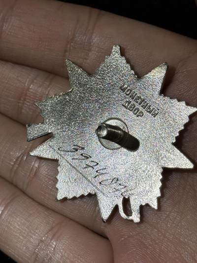 戎马世界章牌大赏第115期 苏联近卫军列兵套章，包括红星勋章，85版二级卫国战争勋章，战胜德国与一系列周年章，得主还获得过解放贝尔格莱德，只有证书了，红星事迹为得主带领工兵冒着炮火扑灭桥梁大火并且移走爆炸物，档案已经整理打印