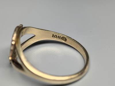 小驴勋章奖章收藏4月18日周六晚六点拍卖（珍爱和平，收藏战争，铭记历史，勿忘国耻，忠党爱国。有偿代拍，送拍规则在简介最后，参拍须阅读规则后再参拍，关系到运费包装发货时效真假辨别等关键信息，拍卖时不再发原图，看大图店主微信码在拍卖店铺介绍里或者找我要） 二战皇家空军10k金戒指，内打标，带原盒，港码11号