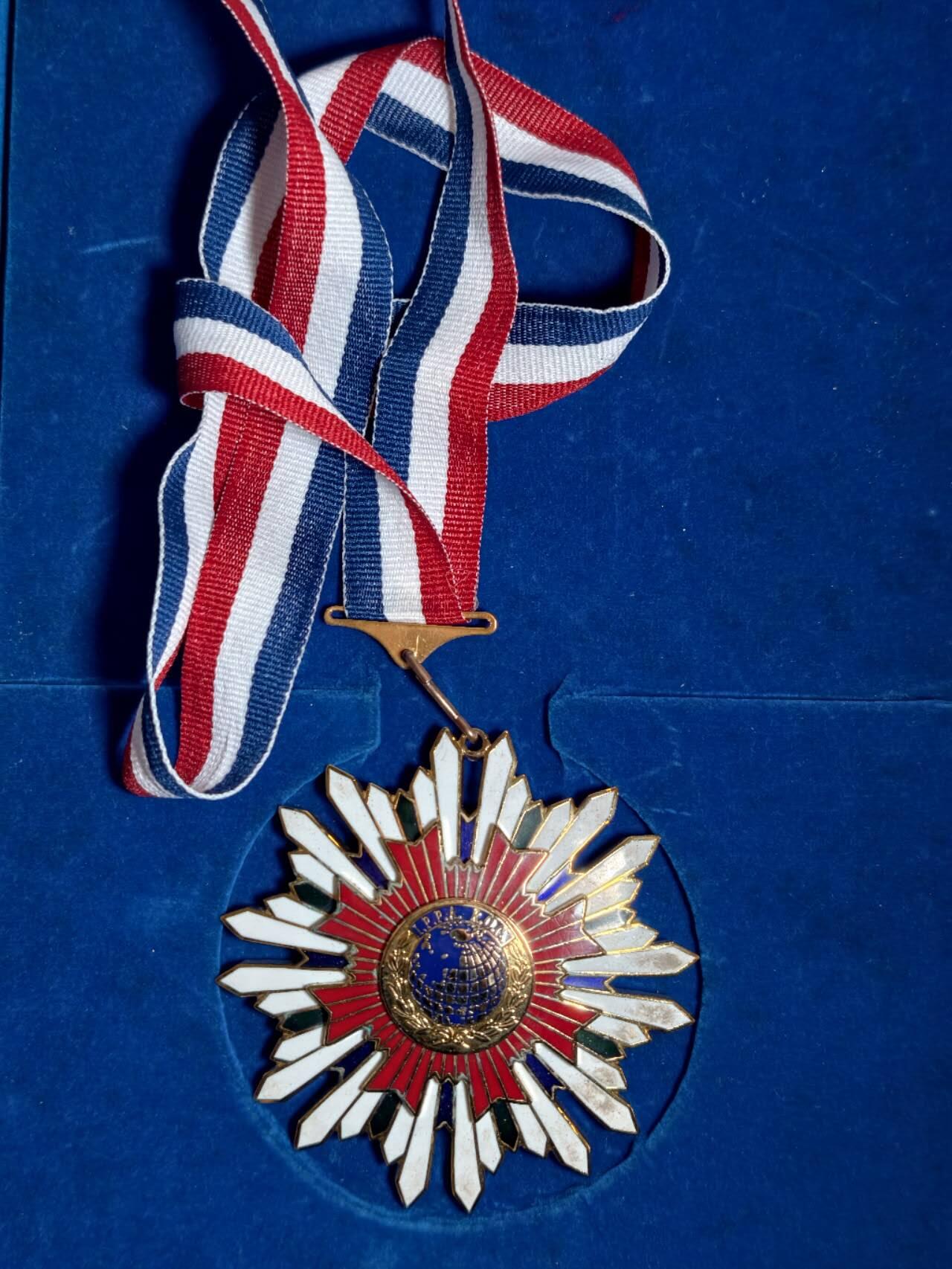 凯旋世界勋赏（第23期）（欢迎送拍）（对拍品有疑问请询问客服，不接受到手刀，出价默认拍品品相。请认真阅读拍卖规则！出价默认已认可！）（收到货请录制开箱视频，无视频概不处理问题。） 台湾协会徽章铜制大盒