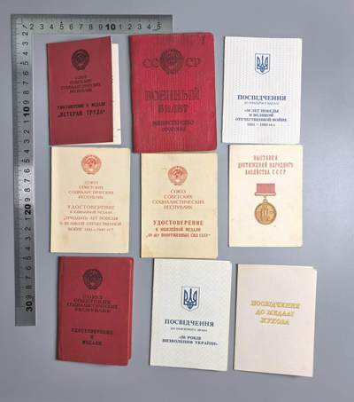 小驴勋章奖章收藏4月18日周六晚六点拍卖（珍爱和平，收藏战争，铭记历史，勿忘国耻，忠党爱国。有偿代拍，送拍规则在简介最后，参拍须阅读规则后再参拍，关系到运费包装发货时效真假辨别等关键信息，拍卖时不再发原图，看大图店主微信码在拍卖店铺介绍里或者找我要） 苏联劳动英勇奖章、乌克兰解放奖章，代表证带一堆证书一套