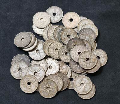 甄臻铺-世界币章拍卖（第60期），甄品场拍品征集中，送拍享返佣金等优惠多多 新几内亚1先令银币52枚 单枚重约5.38克 含银92.5% 个顶个的极美品 不容错过