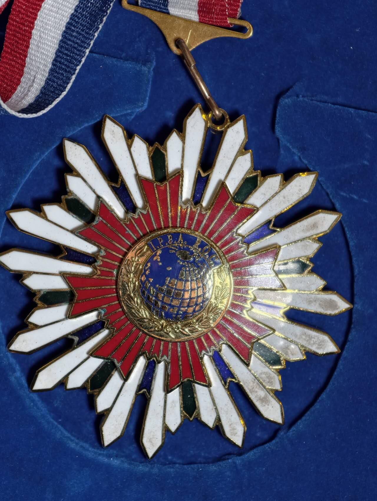 凯旋世界勋赏（第23期）（欢迎送拍）（对拍品有疑问请询问客服，不接受到手刀，出价默认拍品品相。请认真阅读拍卖规则！出价默认已认可！）（收到货请录制开箱视频，无视频概不处理问题。） 台湾协会徽章铜制大盒