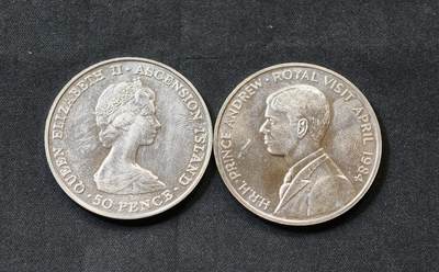 甄臻铺-世界币章拍卖（第60期），甄品场拍品征集中，送拍享返佣金等优惠多多 两枚一组，英属圣赫勒拿 1984年50便士克朗币 直径38.6MM 安德鲁王子访问纪念，伊丽莎白女王克朗币，曝光品相