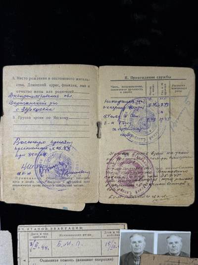 戎马世界章牌大赏第115期 苏联近卫军列兵套章，包括红星勋章，85版二级卫国战争勋章，战胜德国与一系列周年章，得主还获得过解放贝尔格莱德，只有证书了，红星事迹为得主带领工兵冒着炮火扑灭桥梁大火并且移走爆炸物，档案已经整理打印