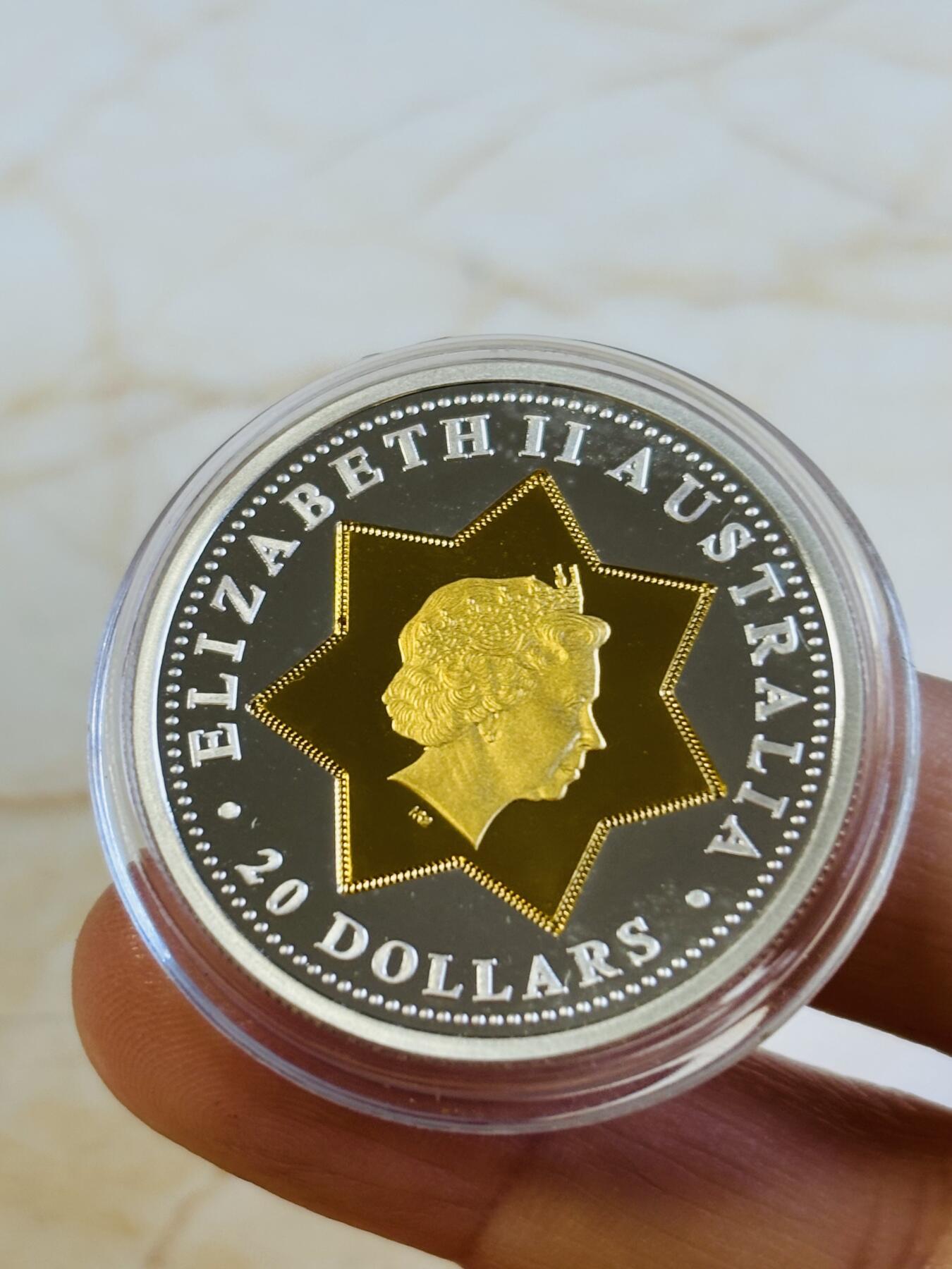 第197期拍卖 澳大利亚20澳元澳大利亚联邦国徽和女王金银双金属币，999银（11.32克）中间镶嵌999金（8.86克），直径32毫米，发行7350枚