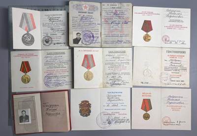 小驴勋章奖章收藏4月18日周六晚六点拍卖（珍爱和平，收藏战争，铭记历史，勿忘国耻，忠党爱国。有偿代拍，送拍规则在简介最后，参拍须阅读规则后再参拍，关系到运费包装发货时效真假辨别等关键信息，拍卖时不再发原图，看大图店主微信码在拍卖店铺介绍里或者找我要） 苏联劳动英勇奖章、乌克兰解放奖章，代表证带一堆证书一套