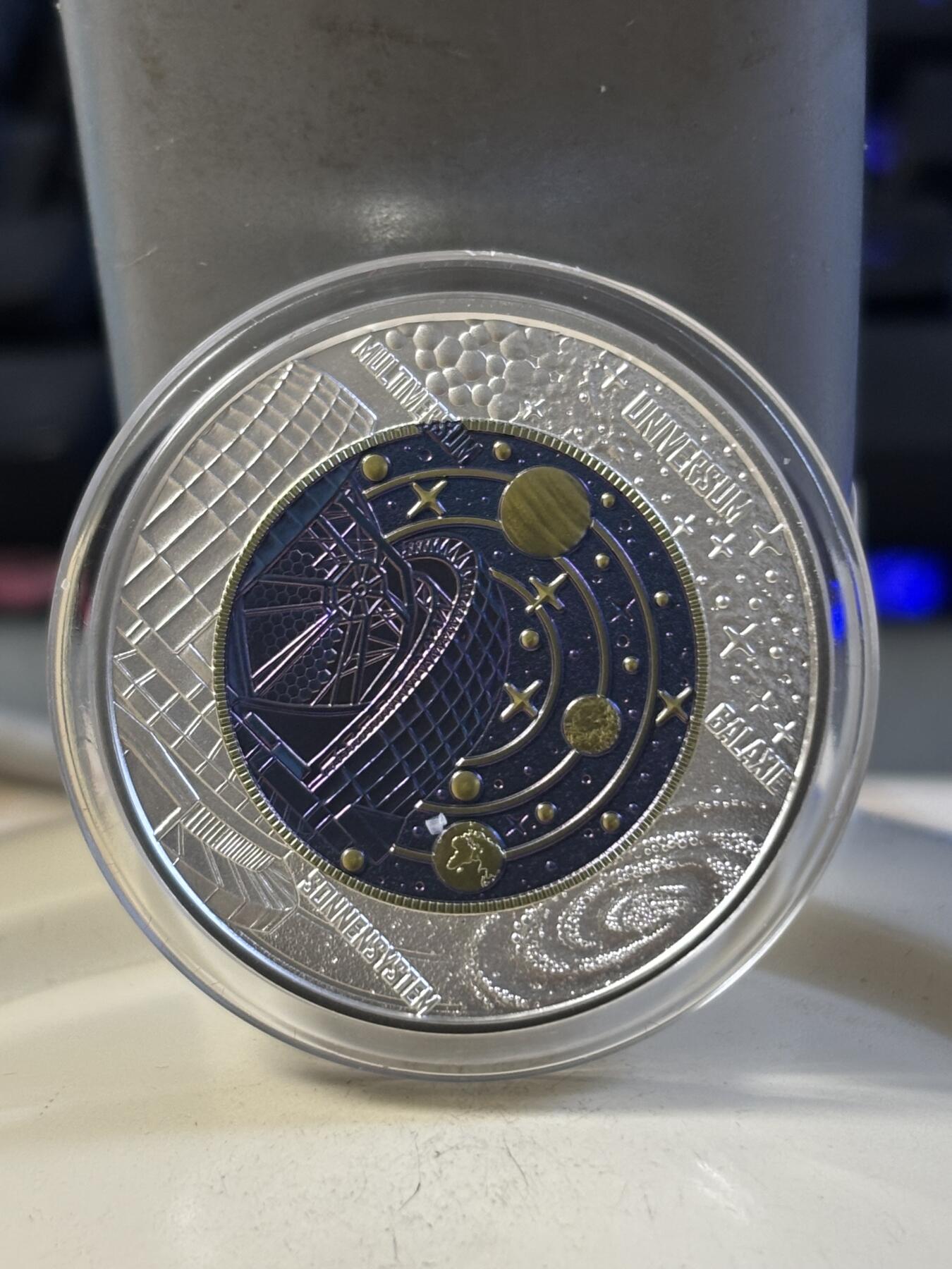 第197期拍卖 奥地利2015年宇宙论银铌双金属镶嵌纪念币，900银/998铌，10克和7.15克，发行：65000枚