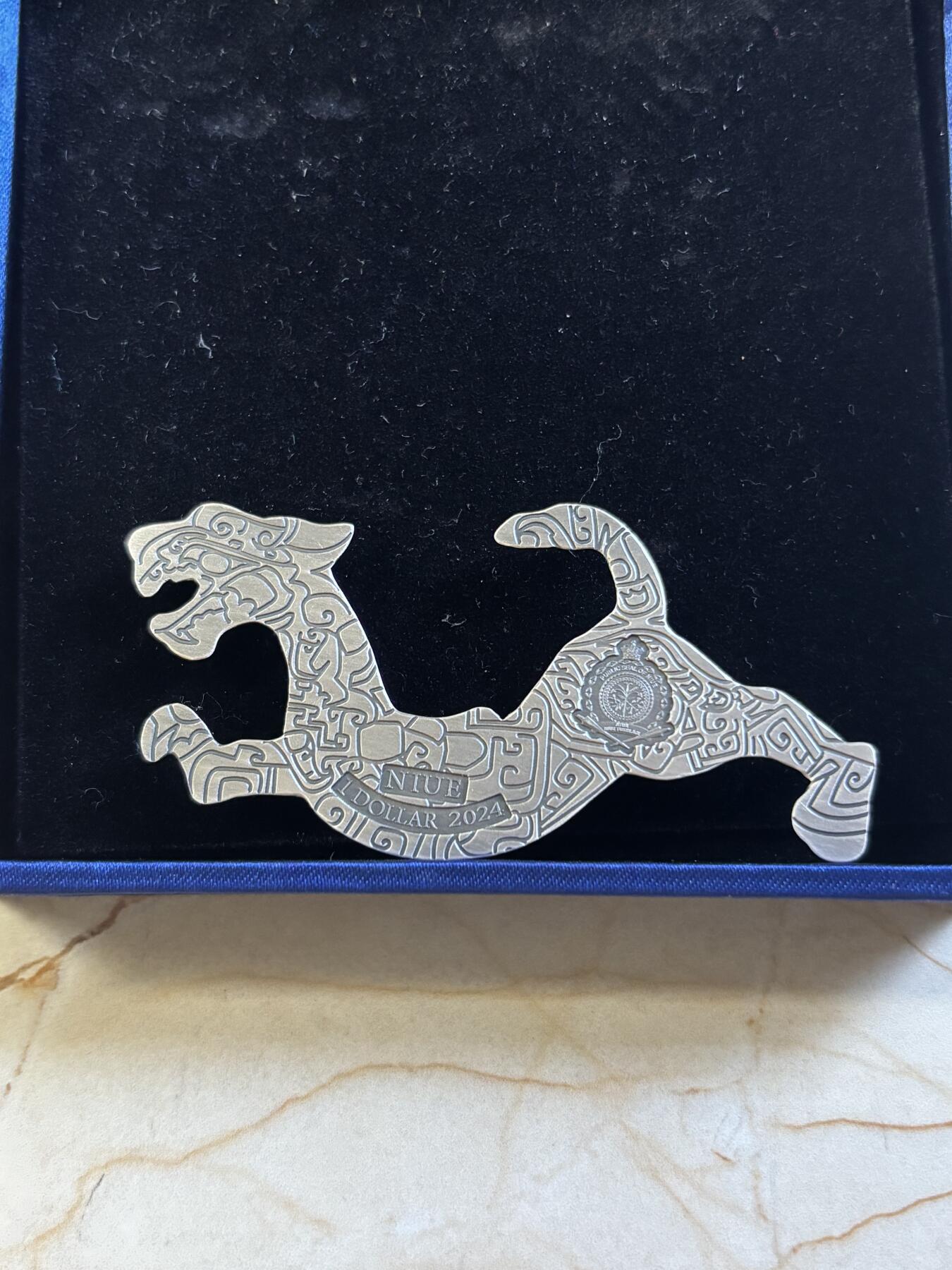 第197期拍卖 纽埃2024年虎符系列错金银铜翼虎2盎司镀金银币带盒无证书，999银，1盎司*2，发行199套