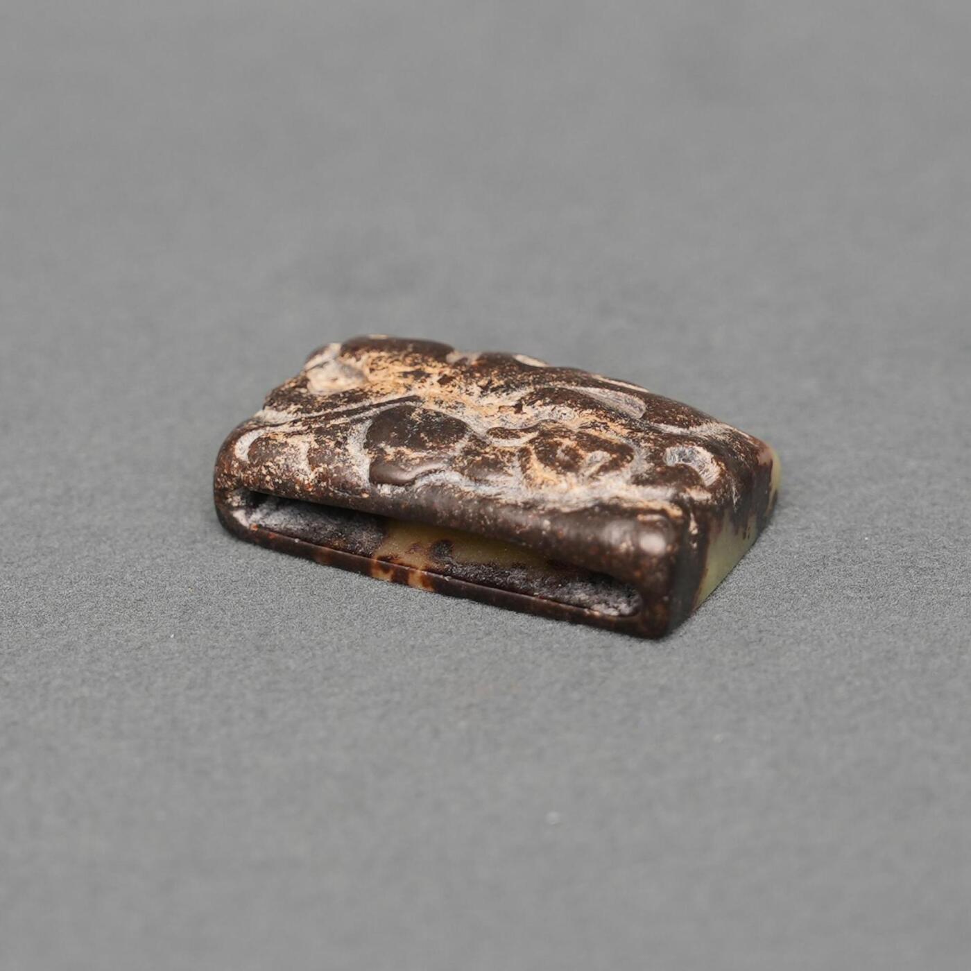  碧月说宝.韫玉流光-南京文物公司明清玉器专场（二） 黄玉龙纹带穿