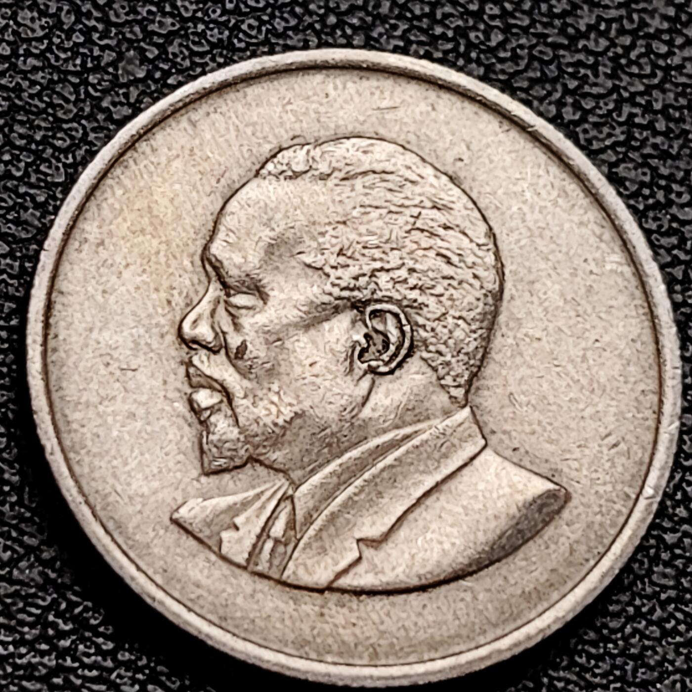 泉币菌-第227场-拍品多 请提前出价 1968肯尼亚 首任总统 双狮战盾国徽 50分 无字版