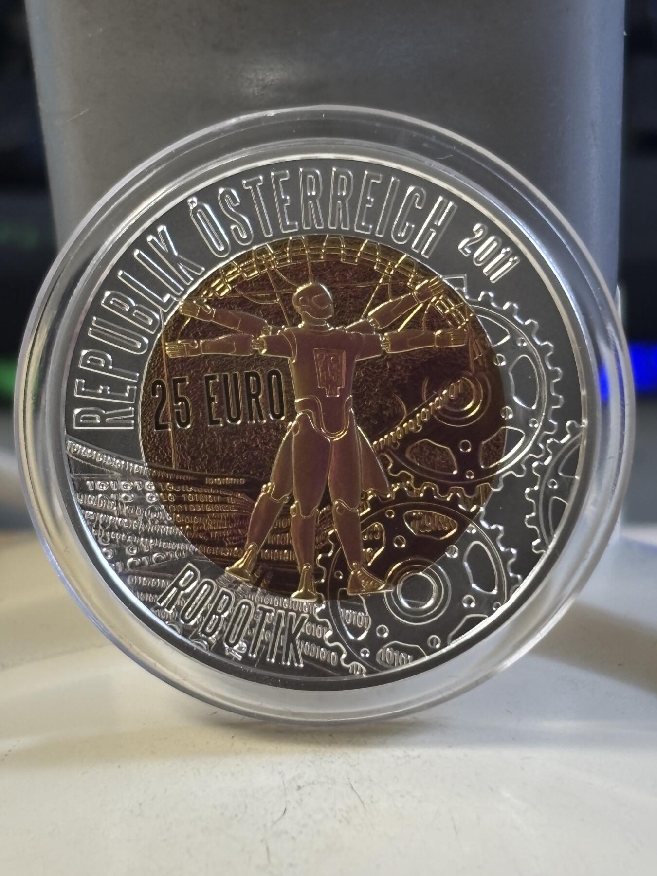 第197期拍卖 奥地利2011年火星探险机器人25欧纪念银铌双色银币，900银/铌998，重量:15.5克（9克银，6.5克铌），发行：65000枚