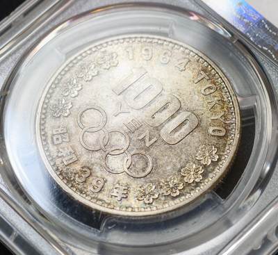 甄臻铺-世界币章拍卖（第60期），甄品场拍品征集中，送拍享返佣金等优惠多多 PCGS-MS66 日本1964年奥运银币，日本大奥1000日元，双面酱彩，绝美红绿棕金渐变