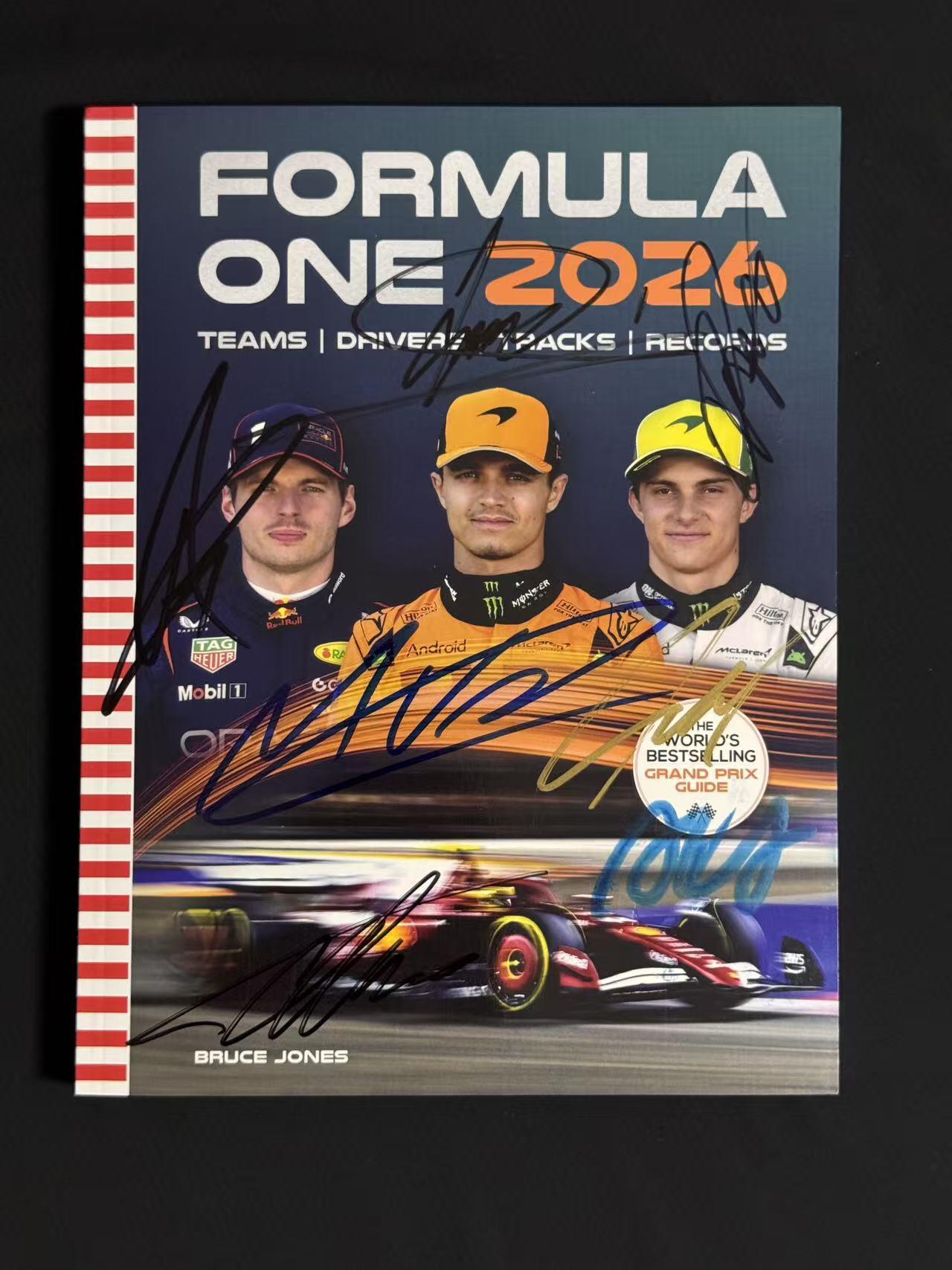 零元拍：有朋友想要“头哥”阿隆索的签名但目前单签暂时没有，等等迈阿密站咱争取安排，今天先来个合签！2025赛季F1车手总冠军迈凯伦车手兰多·诺里斯，队友奥斯卡·皮亚斯特里；梅赛德斯双子星乔治·拉塞尔，基米·安东内利；红牛霸主马克斯·维斯塔潘；阿斯顿马丁的费尔南多·阿隆索；还有奥迪车队的现实版“极速狂飙”尼克·霍肯博格签名2026赛季世界一级方程式汽车大奖赛官方指南！