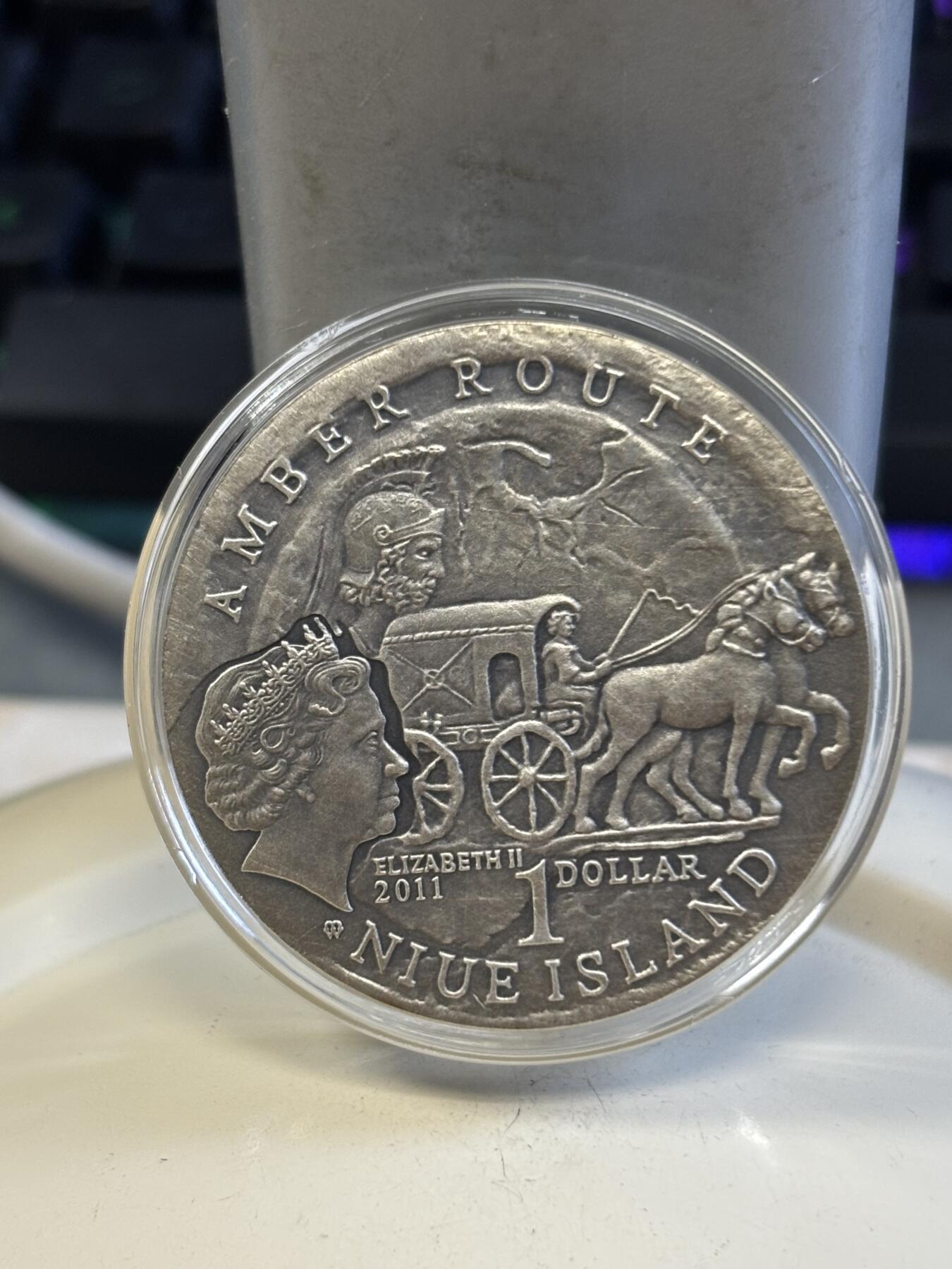 第197期拍卖 纽埃2011年琥珀之路-卡农顿仿古镶嵌琥珀28.28克纪念银币，925银银价491，