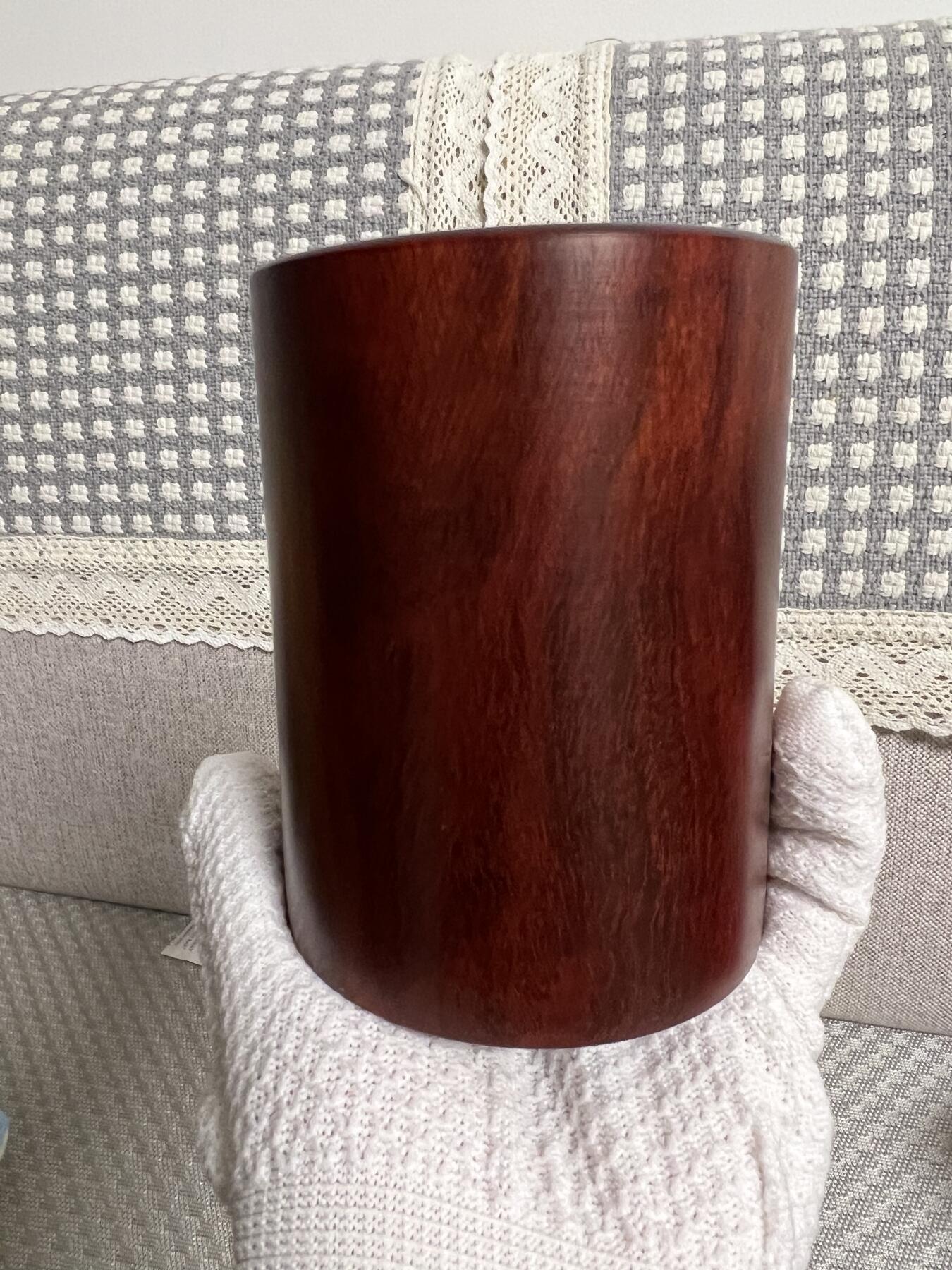 零元拍：精工非洲小叶紫檀 笔筒，水波瘤花荧光莹润，，精工打磨，花纹漂亮。116/87.5壁厚约14MM。