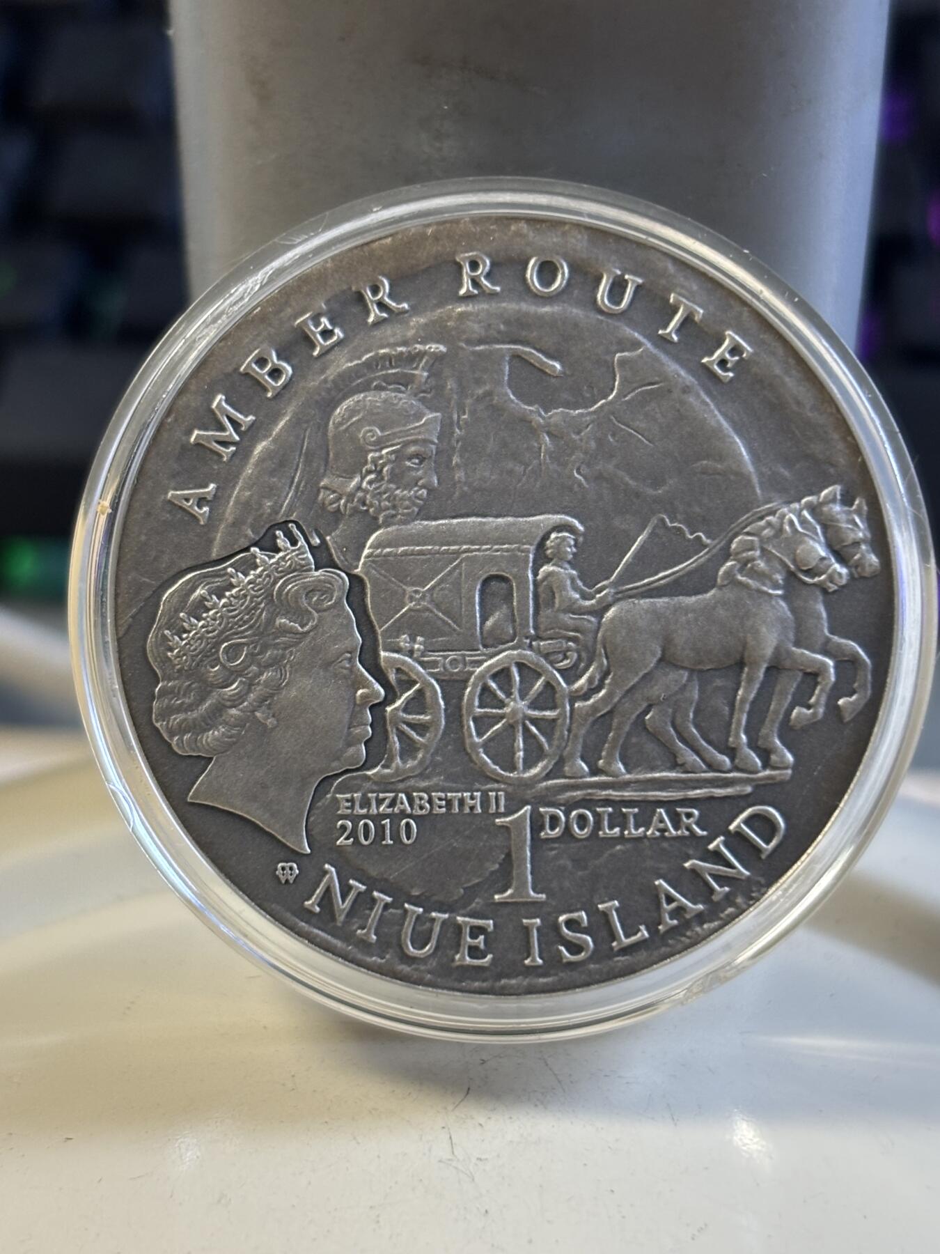 第197期拍卖 纽埃2010年琥珀之路-松博特海伊仿古镶嵌琥珀28.28克纪念银币，925银，银价491