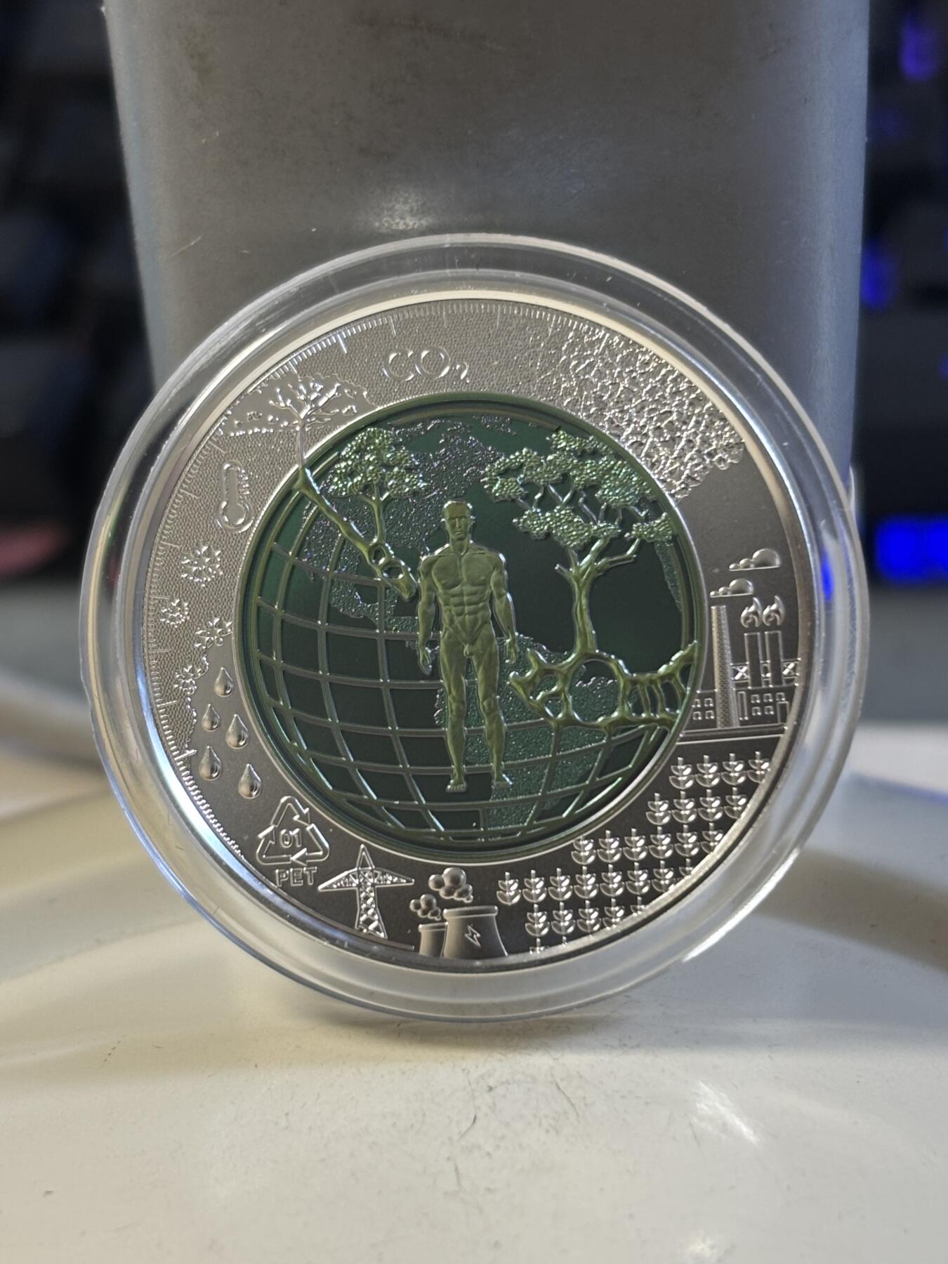 第197期拍卖 【获奖币】奥地利2018年人类世银铌双金属镶嵌纪念银币，面值:25欧元，金属:900银/998铌，重量:9克/6.5克，发行：65000枚，获2020年克劳斯年度最佳双金属币