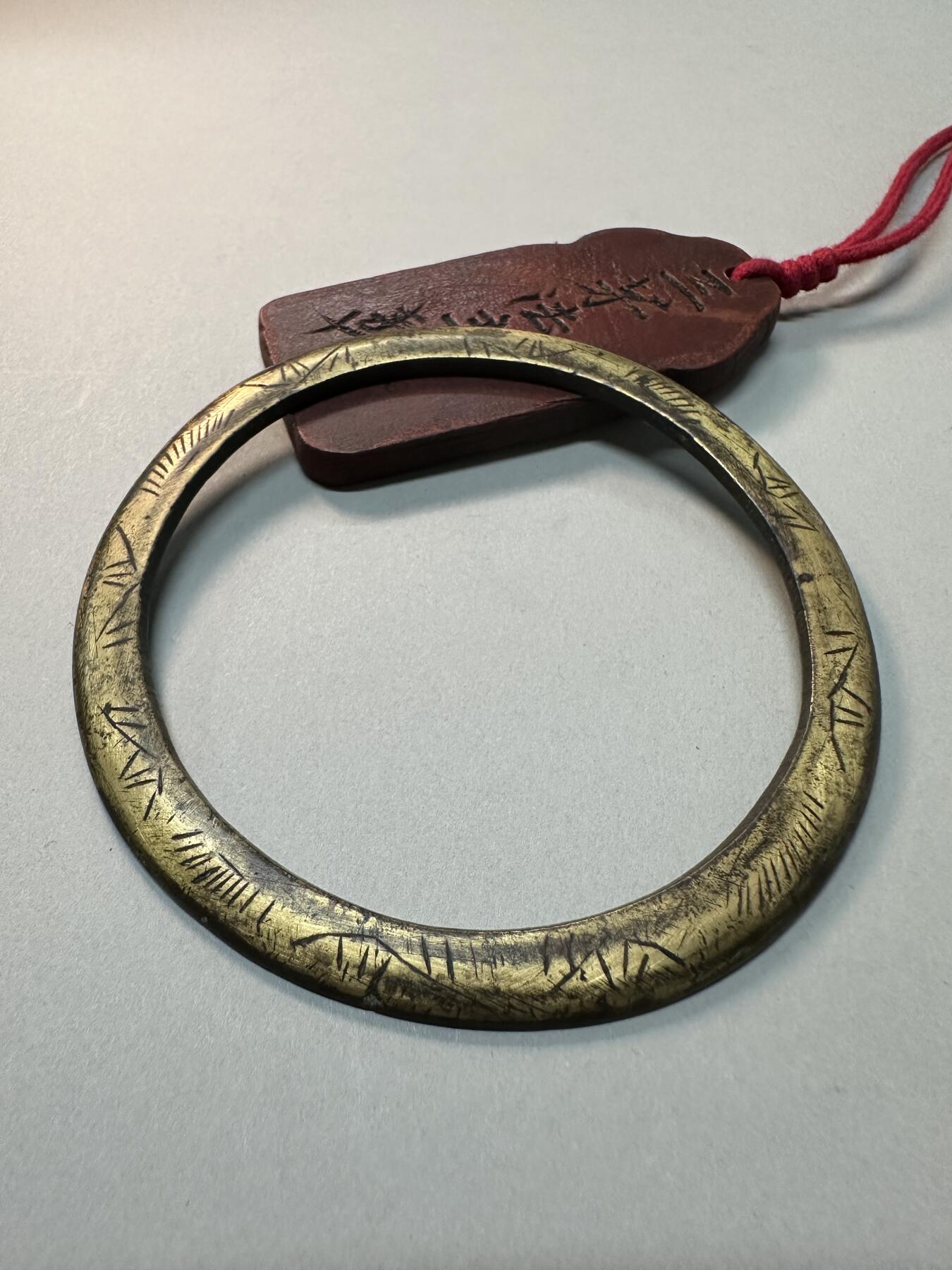 清代-民国 精品铜器专场 清代晚期老黄铜圆形刻花老镇纸