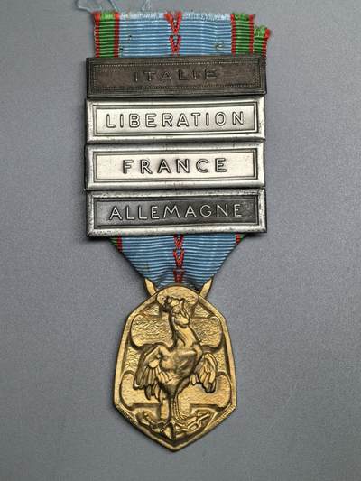 小驴勋章奖章收藏4月18日周六晚六点拍卖（珍爱和平，收藏战争，铭记历史，勿忘国耻，忠党爱国。有偿代拍，送拍规则在简介最后，参拍须阅读规则后再参拍，关系到运费包装发货时效真假辨别等关键信息，拍卖时不再发原图，看大图店主微信码在拍卖店铺介绍里或者找我要） 法国1939-45纪念章，带4条勋饰条