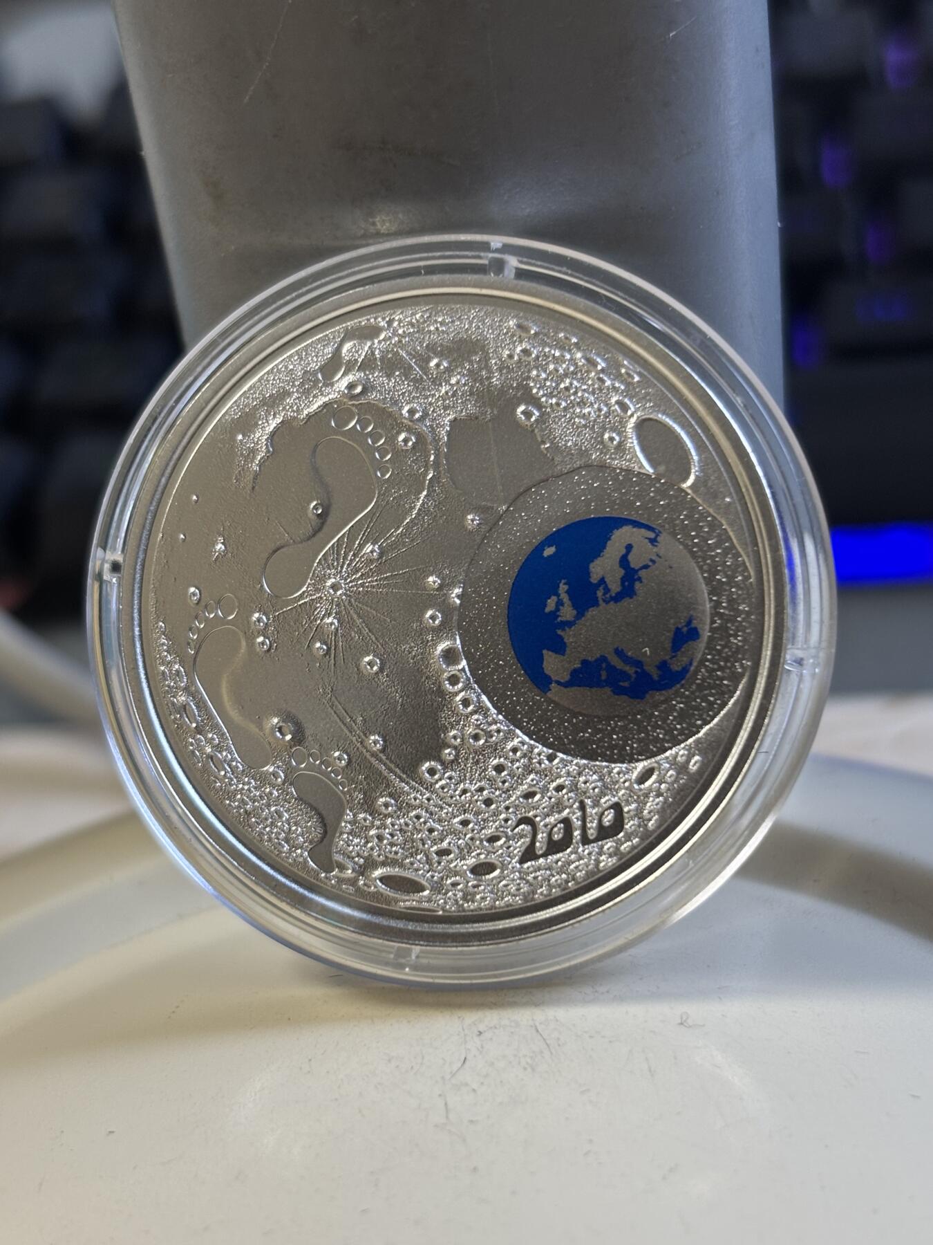 第197期拍卖 获奖币芬兰2010年儿童与创造力彩色精制纪念银币，925银，33.62克，发行10000枚，获得克劳斯2012年度最富激情币大奖