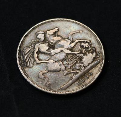 甄臻铺-世界币章拍卖（第60期），甄品场拍品征集中，送拍享返佣金等优惠多多 英国1890年维多利亚高冠马剑，不多见的年份，包浆不错