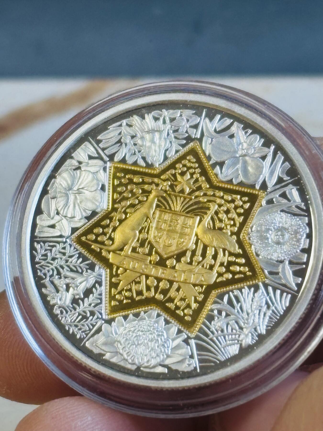 第197期拍卖 澳大利亚20澳元澳大利亚联邦国徽和女王金银双金属币，999银（11.32克）中间镶嵌999金（8.86克），直径32毫米，发行7350枚