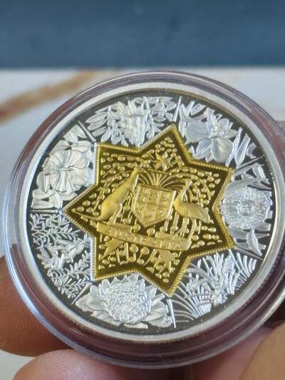 澳大利亚20澳元澳大利亚联邦国徽和女王金银双金属币，999银（11.32克）中间镶嵌999金（8.86克），直径32毫米，发行7350枚