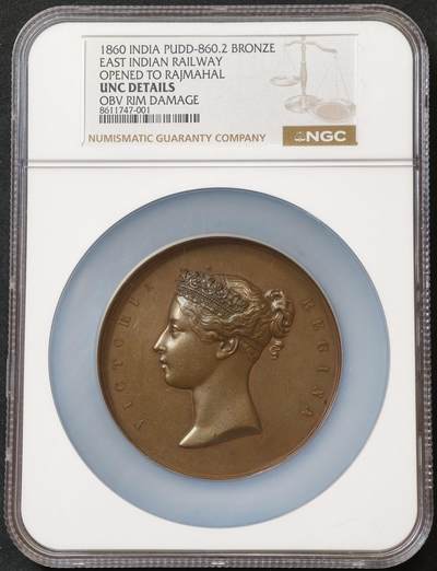 甄臻铺-世界币章拍卖（第60期），甄品场拍品征集中，送拍享返佣金等优惠多多 NGC-UNCD 1860年英国东印度铁路延伸至拉杰马哈尔（Rajmahal）的纪念铜章，由W Wyon设计铸造，为纪念1860年10月15日东印度铁路线正式开通至印度拉杰马哈尔，这是当时印度铁路建设的重要里程碑。正面为维多利亚女王青年时期的侧面像，背面刻有铁路建设相关的官员信息与事件铭文，直径约72mm