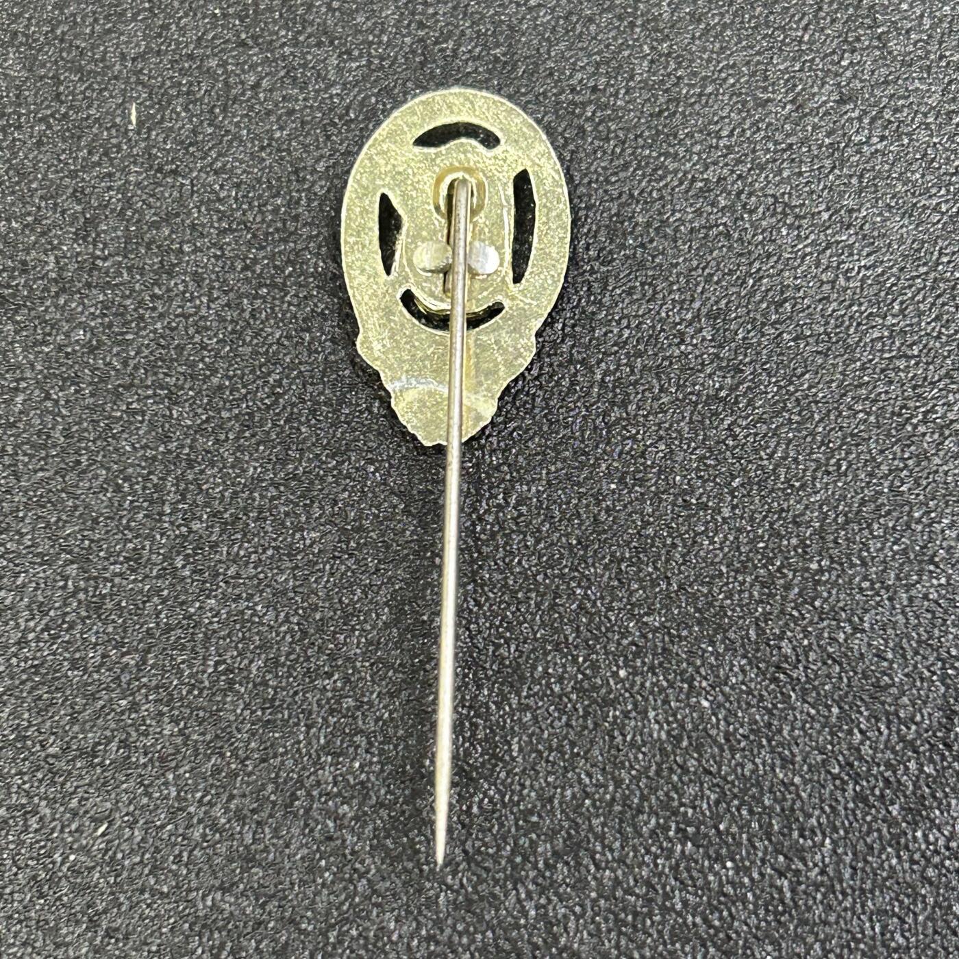 西秦中古拍卖第八十四期  东德体能证章