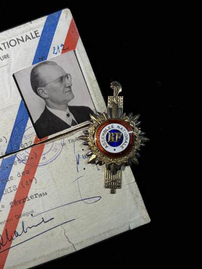 戎马世界章牌大赏第115期 法国议员章，带证书，这玩意儿证书极端少见，授予法国右翼政党党魁（正经政党的首脑），肖松汽车首席执行官，巴黎议会主席，巴黎第19区市长，巴黎第19区雅克费龙广场即以他名字命名，这玩意儿可以对标苏联带证小红旗了