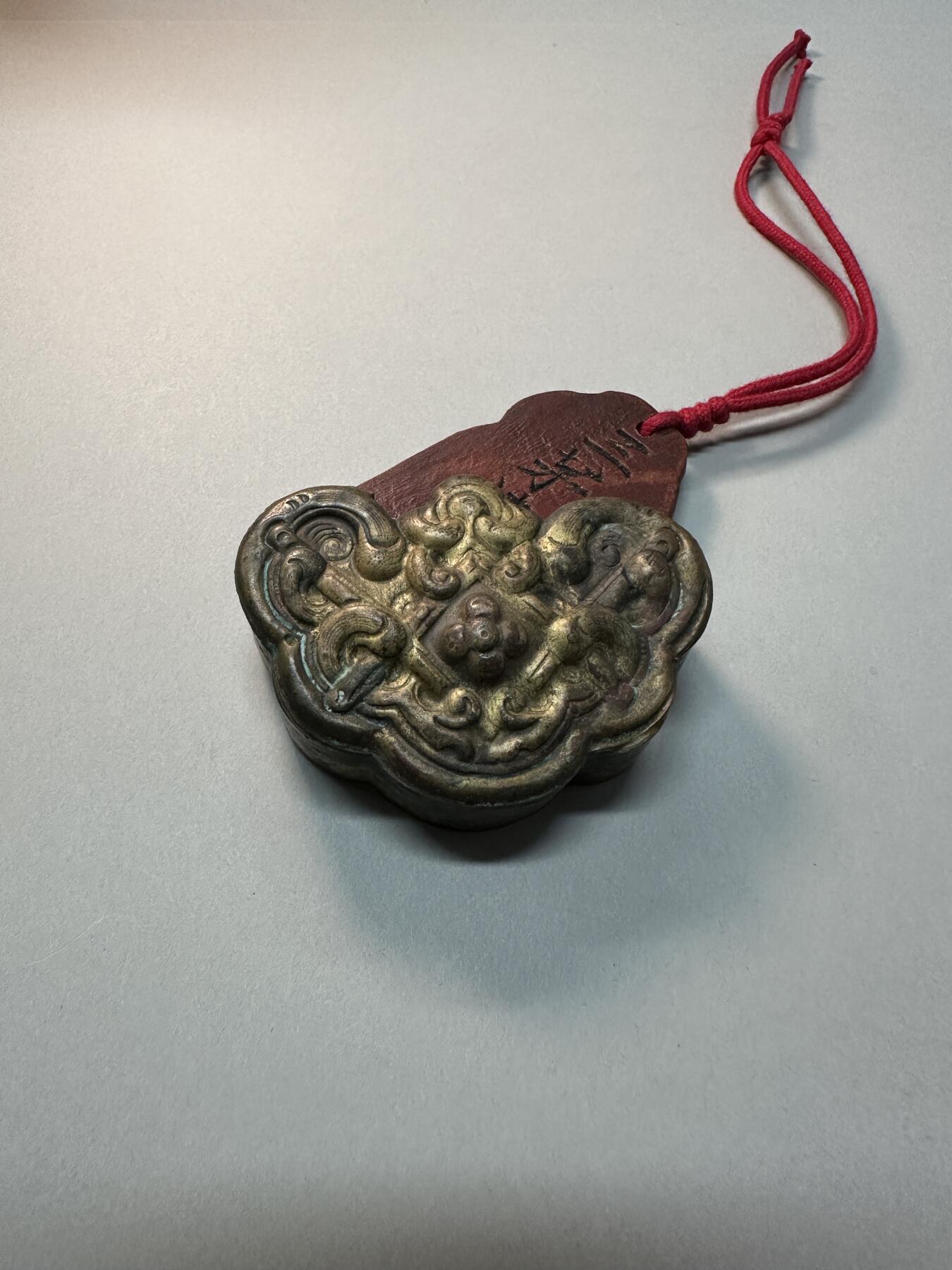 清代-民国 精品铜器专场 民国老黄铜鎏金锁形高浮雕如意纹饰件