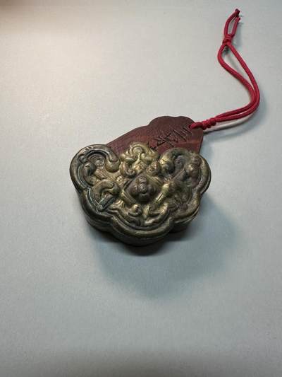 清-民国-建国｜老铜器专场.伍 - 民国老黄铜鎏金锁形高浮雕如意纹饰件