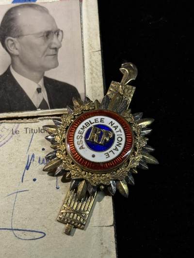 戎马世界章牌大赏第115期 法国议员章，带证书，这玩意儿证书极端少见，授予法国右翼政党党魁（正经政党的首脑），肖松汽车首席执行官，巴黎议会主席，巴黎第19区市长，巴黎第19区雅克费龙广场即以他名字命名，这玩意儿可以对标苏联带证小红旗了