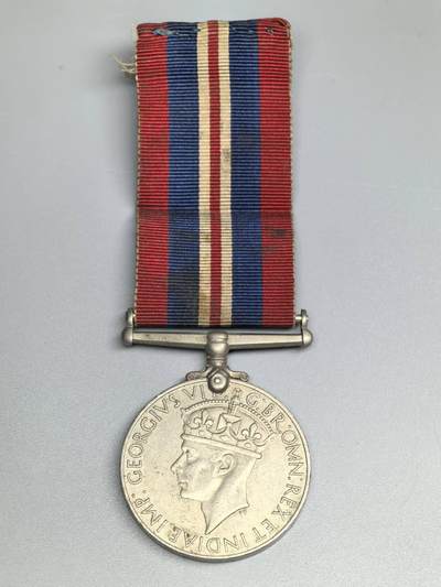 小驴勋章奖章收藏4月18日周六晚六点拍卖（珍爱和平，收藏战争，铭记历史，勿忘国耻，忠党爱国。有偿代拍，送拍规则在简介最后，参拍须阅读规则后再参拍，关系到运费包装发货时效真假辨别等关键信息，拍卖时不再发原图，看大图店主微信码在拍卖店铺介绍里或者找我要） 英国1939-1945战争奖章