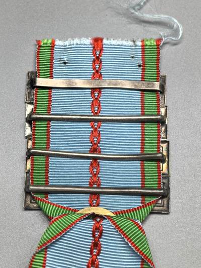 小驴勋章奖章收藏4月18日周六晚六点拍卖（珍爱和平，收藏战争，铭记历史，勿忘国耻，忠党爱国。有偿代拍，送拍规则在简介最后，参拍须阅读规则后再参拍，关系到运费包装发货时效真假辨别等关键信息，拍卖时不再发原图，看大图店主微信码在拍卖店铺介绍里或者找我要） 法国1939-45纪念章，带4条勋饰条