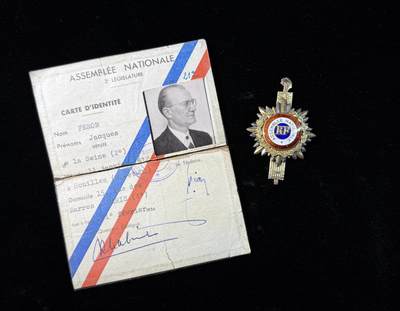 戎马世界章牌大赏第115期 法国议员章，带证书，这玩意儿证书极端少见，授予法国右翼政党党魁（正经政党的首脑），肖松汽车首席执行官，巴黎议会主席，巴黎第19区市长，巴黎第19区雅克费龙广场即以他名字命名，这玩意儿可以对标苏联带证小红旗了