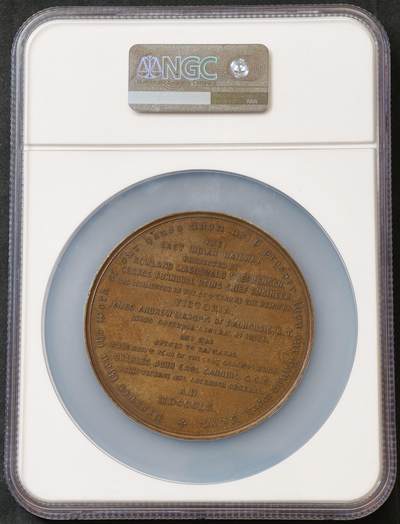 甄臻铺-世界币章拍卖（第60期），甄品场拍品征集中，送拍享返佣金等优惠多多 NGC-UNCD 1860年英国东印度铁路延伸至拉杰马哈尔（Rajmahal）的纪念铜章，由W Wyon设计铸造，为纪念1860年10月15日东印度铁路线正式开通至印度拉杰马哈尔，这是当时印度铁路建设的重要里程碑。正面为维多利亚女王青年时期的侧面像，背面刻有铁路建设相关的官员信息与事件铭文，直径约72mm