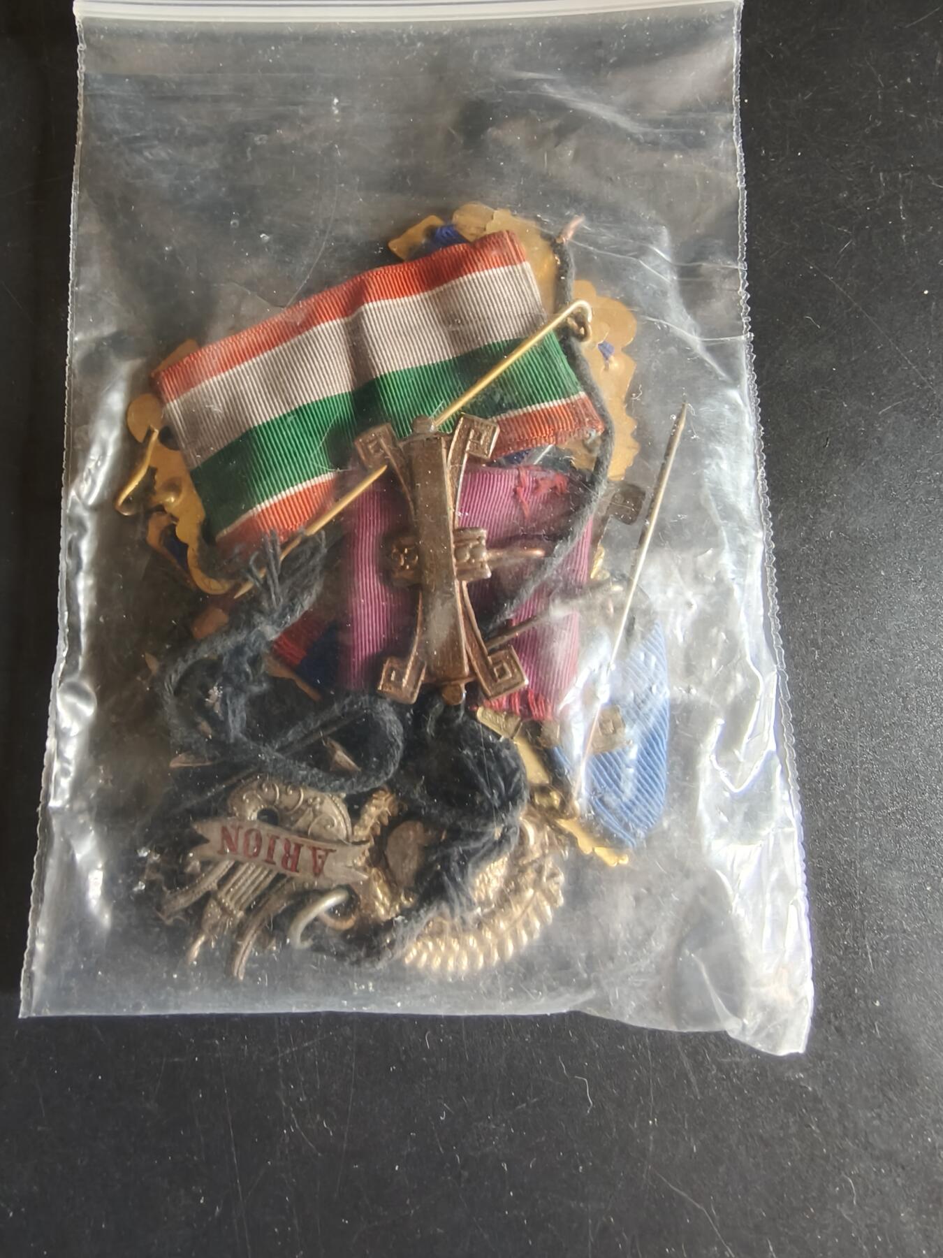 老王徽章第192期 英国皇家野牛兄弟会奖章上挂和杂件一组