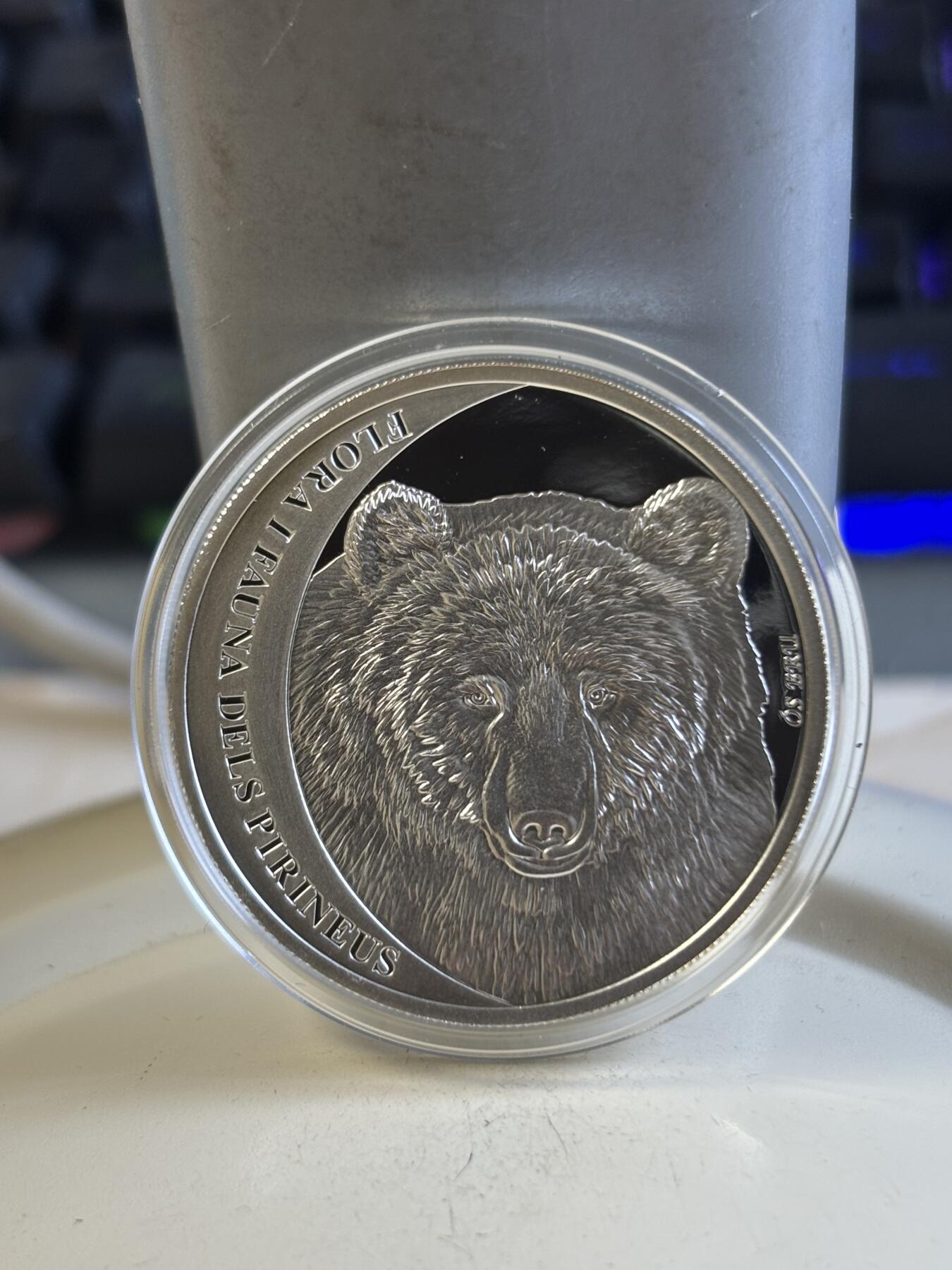 第197期拍卖 获奖币安道尔2010年比利牛斯山脉的棕熊纪念银币半盎司，925银，15.57克，发行3000枚，获得克劳斯2012年度最佳克朗币大奖