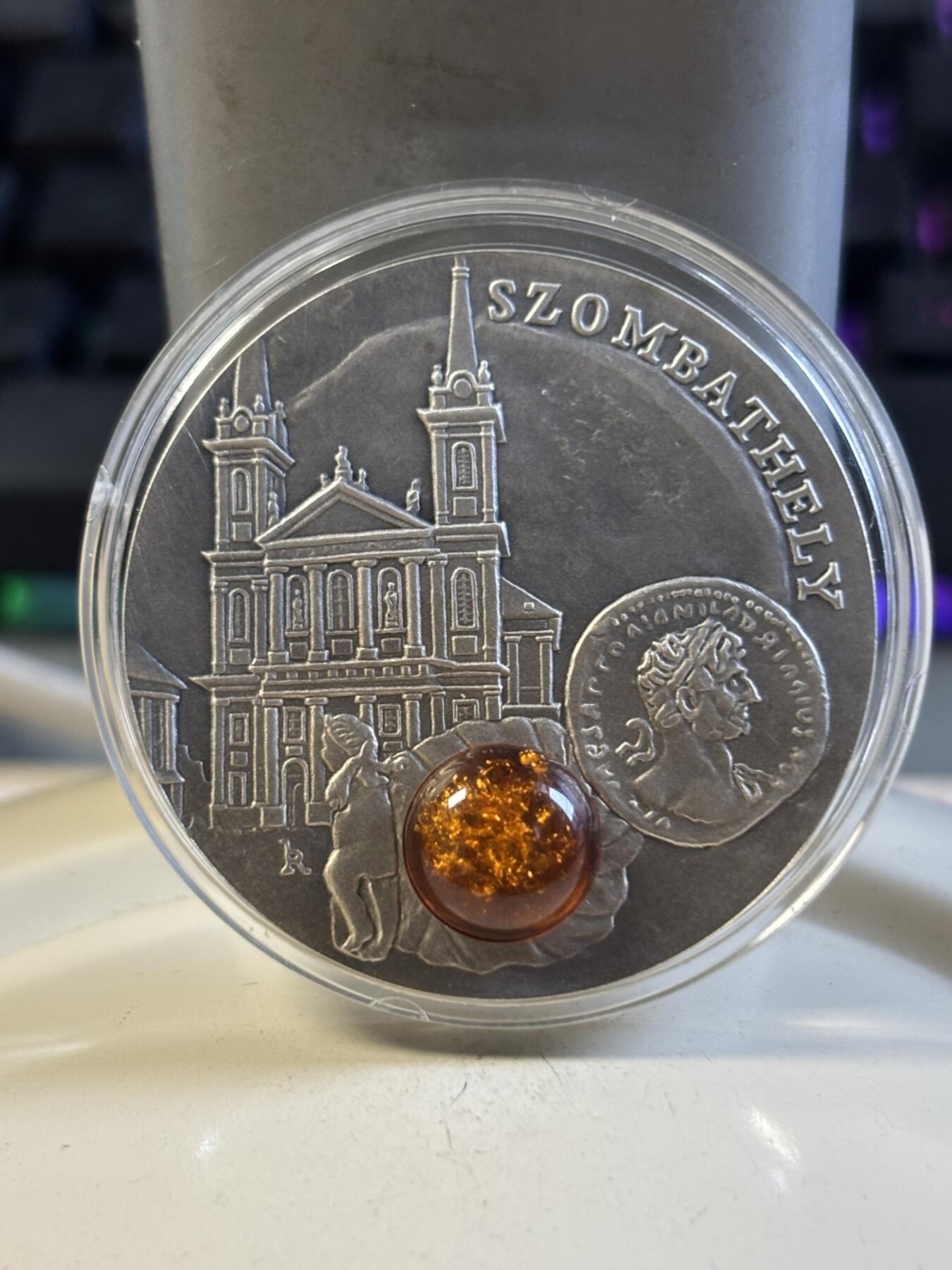 第197期拍卖 纽埃2010年琥珀之路-松博特海伊仿古镶嵌琥珀28.28克纪念银币，925银，银价491