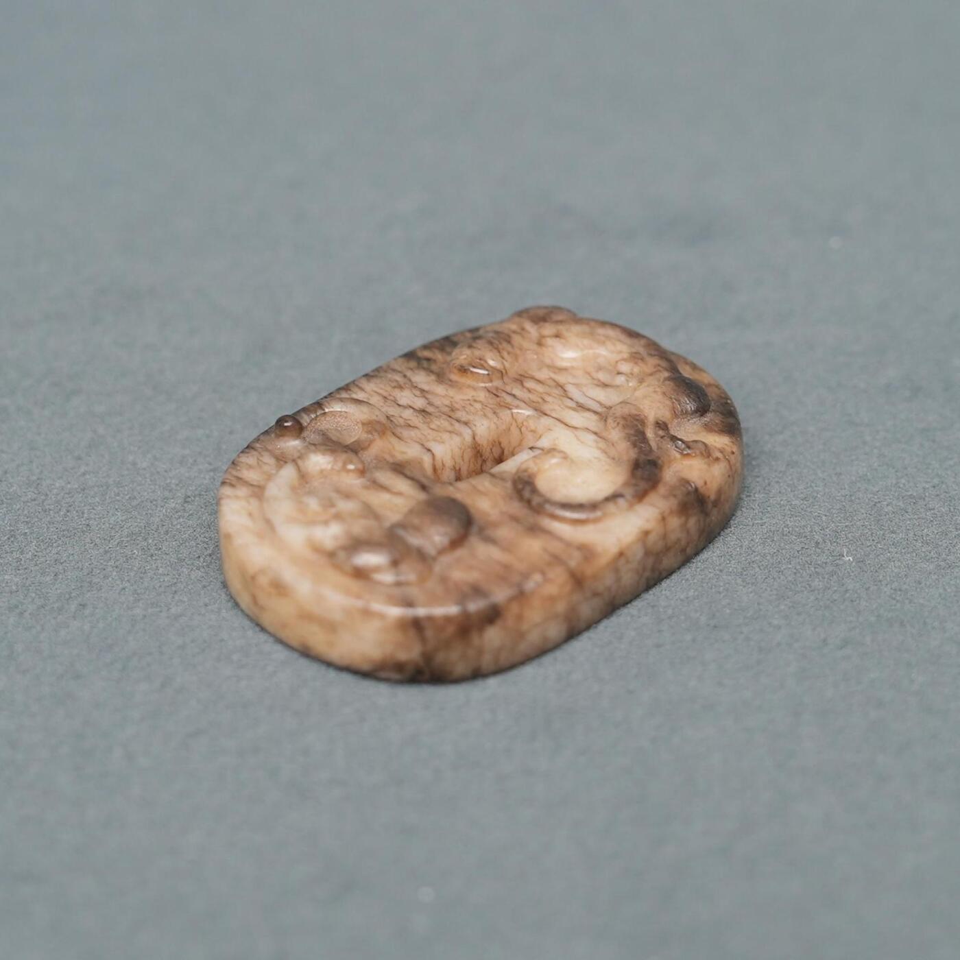  碧月说宝.韫玉流光-南京文物公司明清玉器专场（二） 沁玉螭龙璧