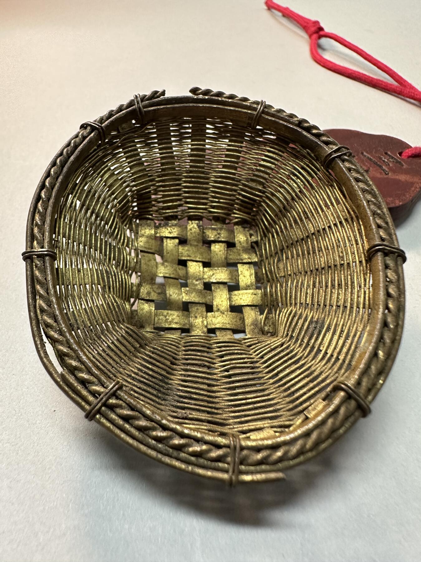 清代-民国 精品铜器专场 民国老黄铜精巧手工编织小篮子摆件