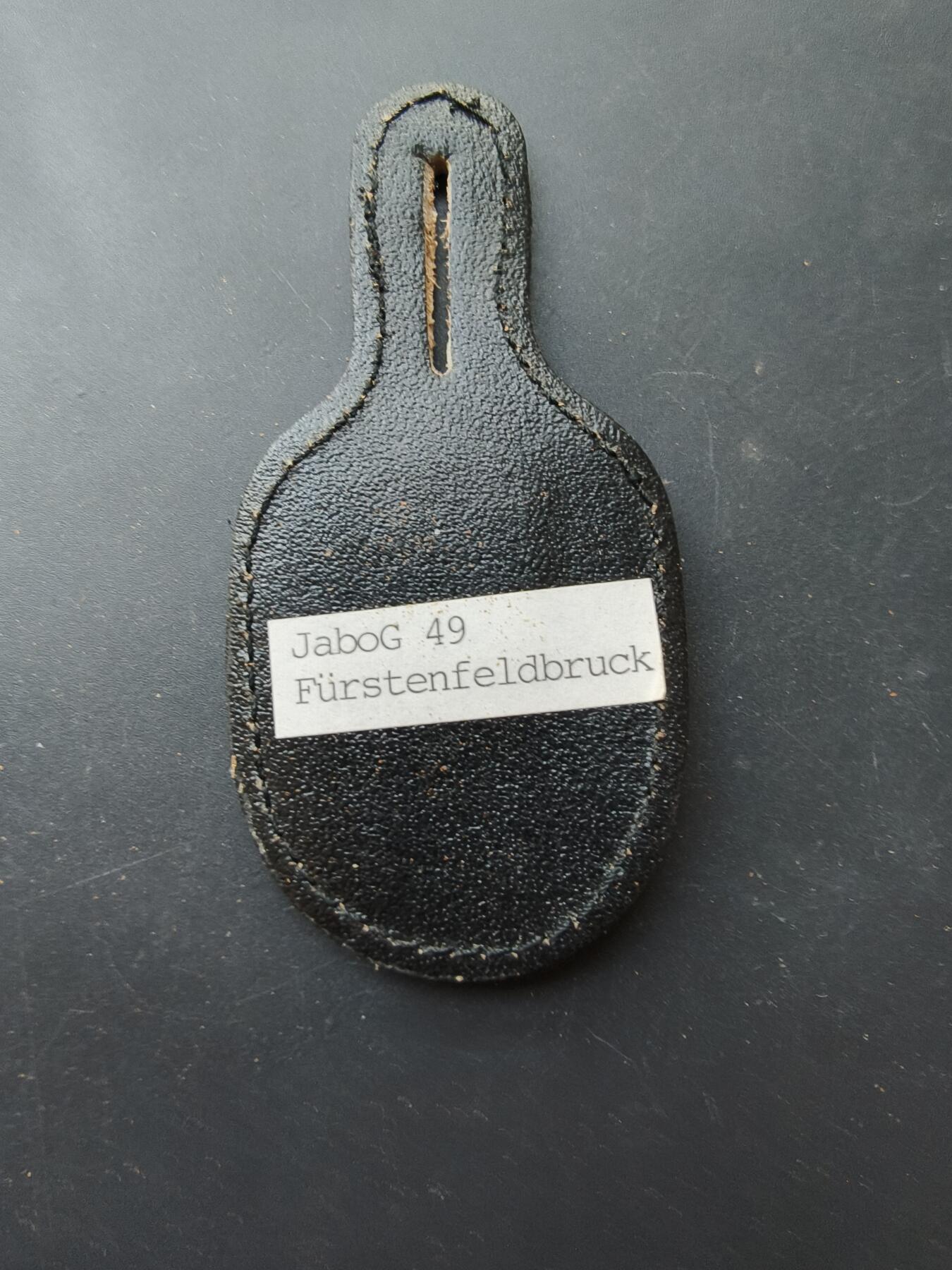 老王徽章第192期 德国联邦国防军空军第49战斗轰炸机联队证章     该联队驻扎在德国菲尔斯滕费尔布鲁克空军基地，装备有Alpha Jet 攻击机。 